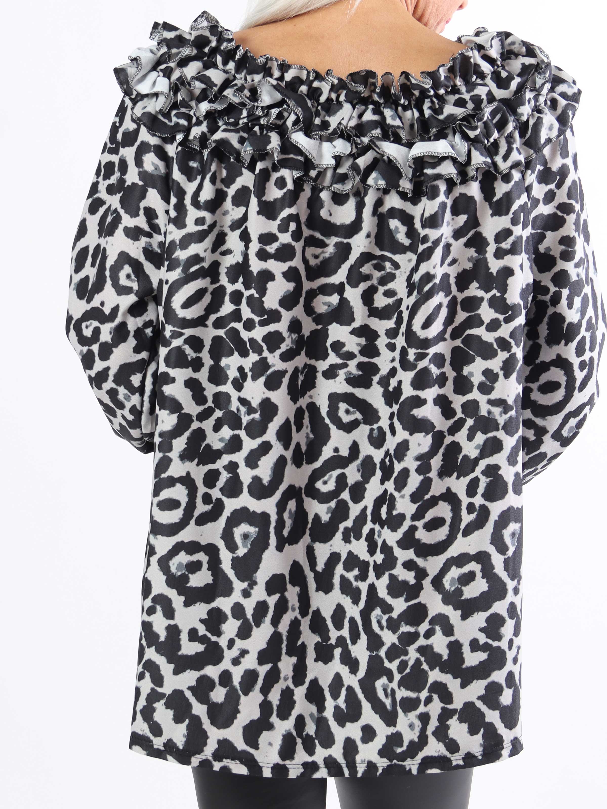 Chili Leo - Plus size tunika i leopardprint med flæser i udskæringen