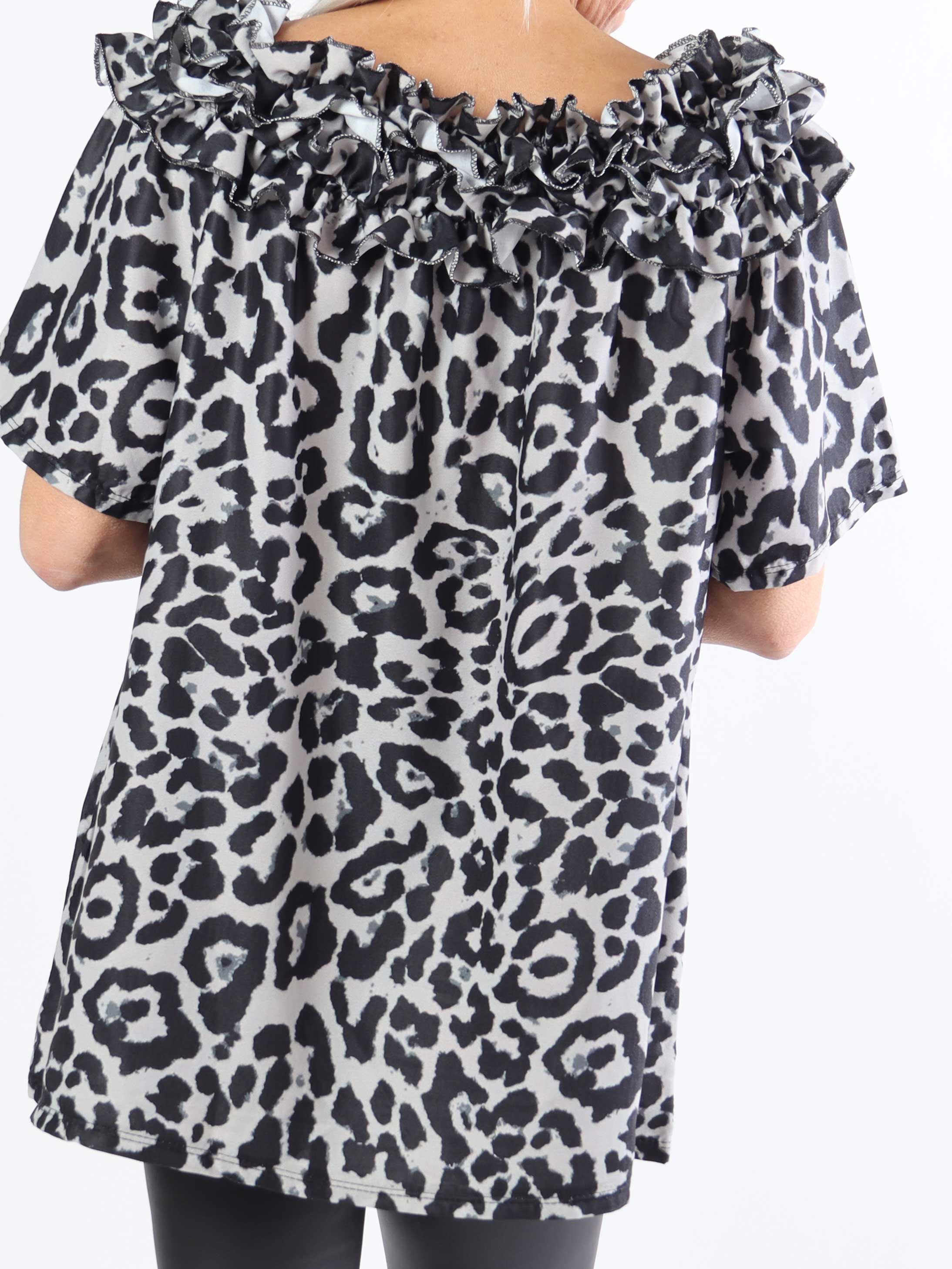Chili Leo Sleeveless - Plus size tunika i leopardprint med flæser i udskæringen