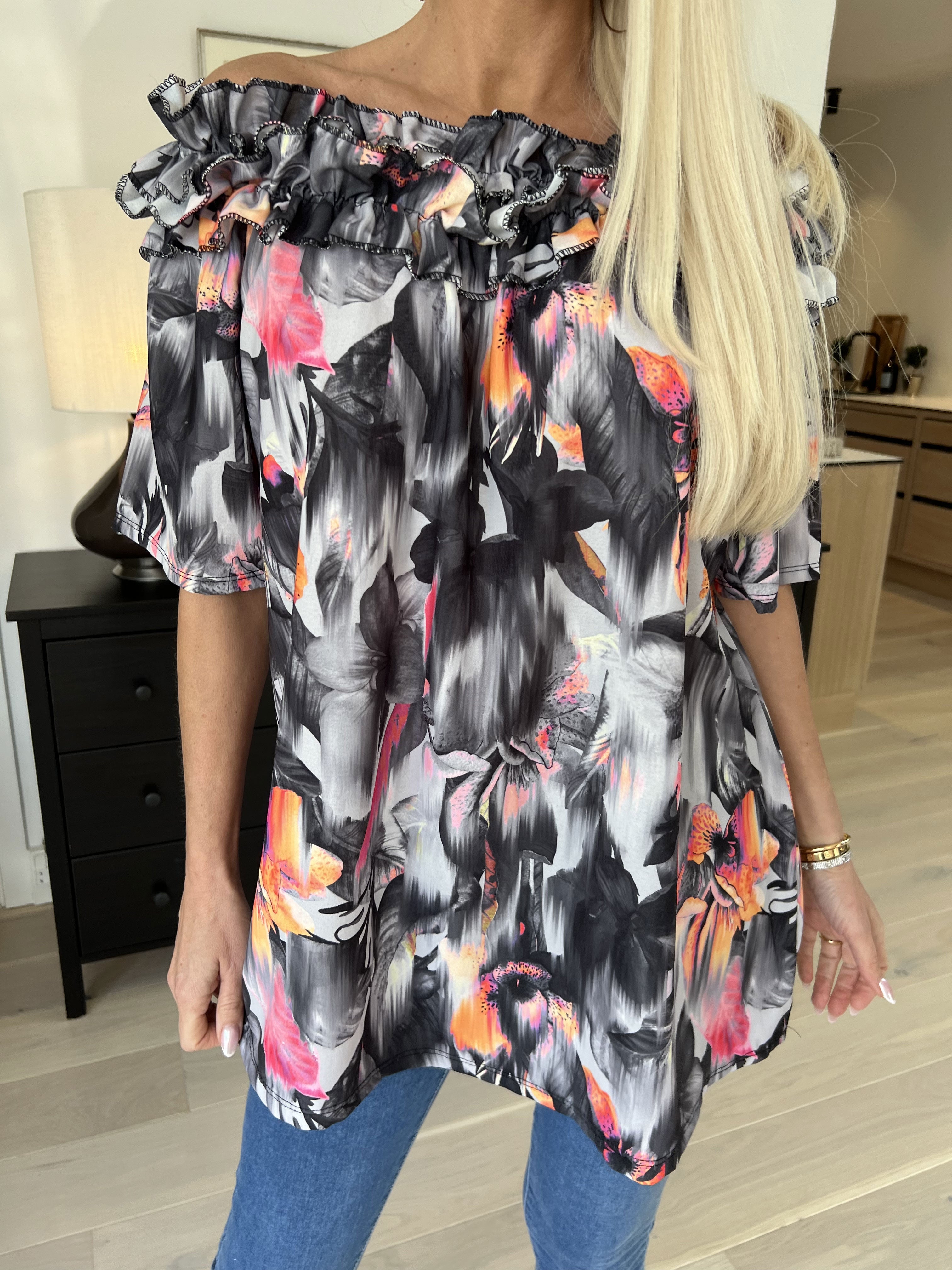 Chili Sleeveless Hawaii - Blomstret tunika med flæser i udskæringen