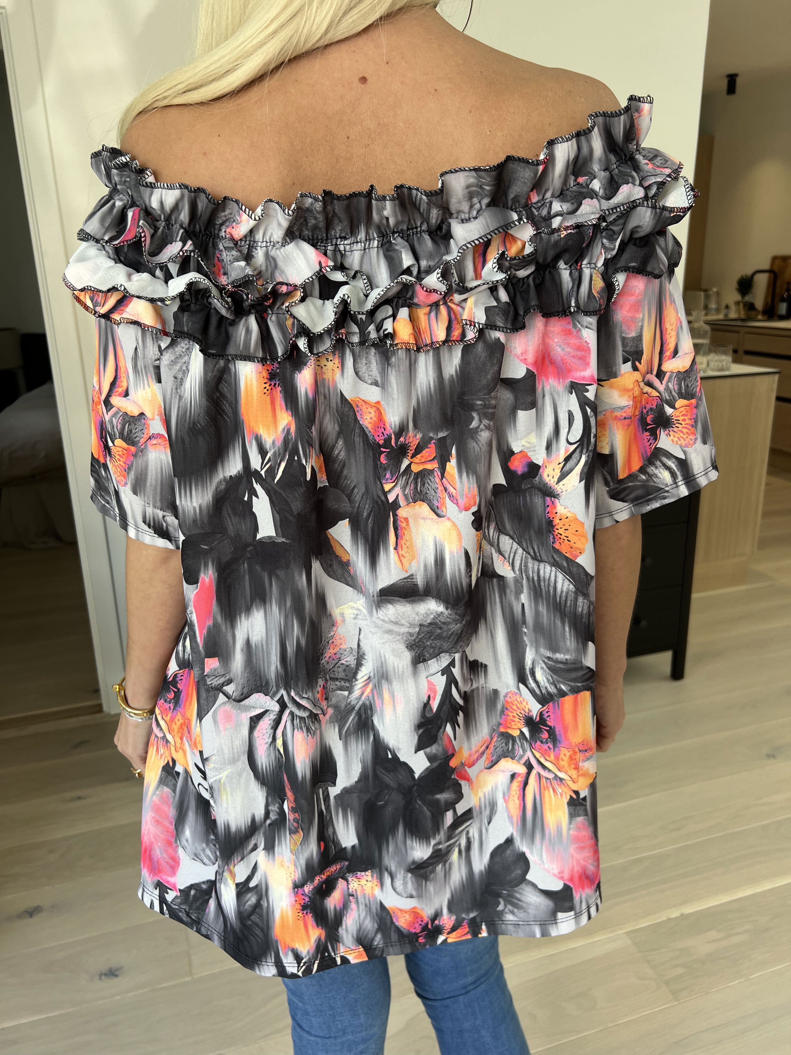 Chili Sleeveless Hawaii - Blomstret tunika med flæser i udskæringen