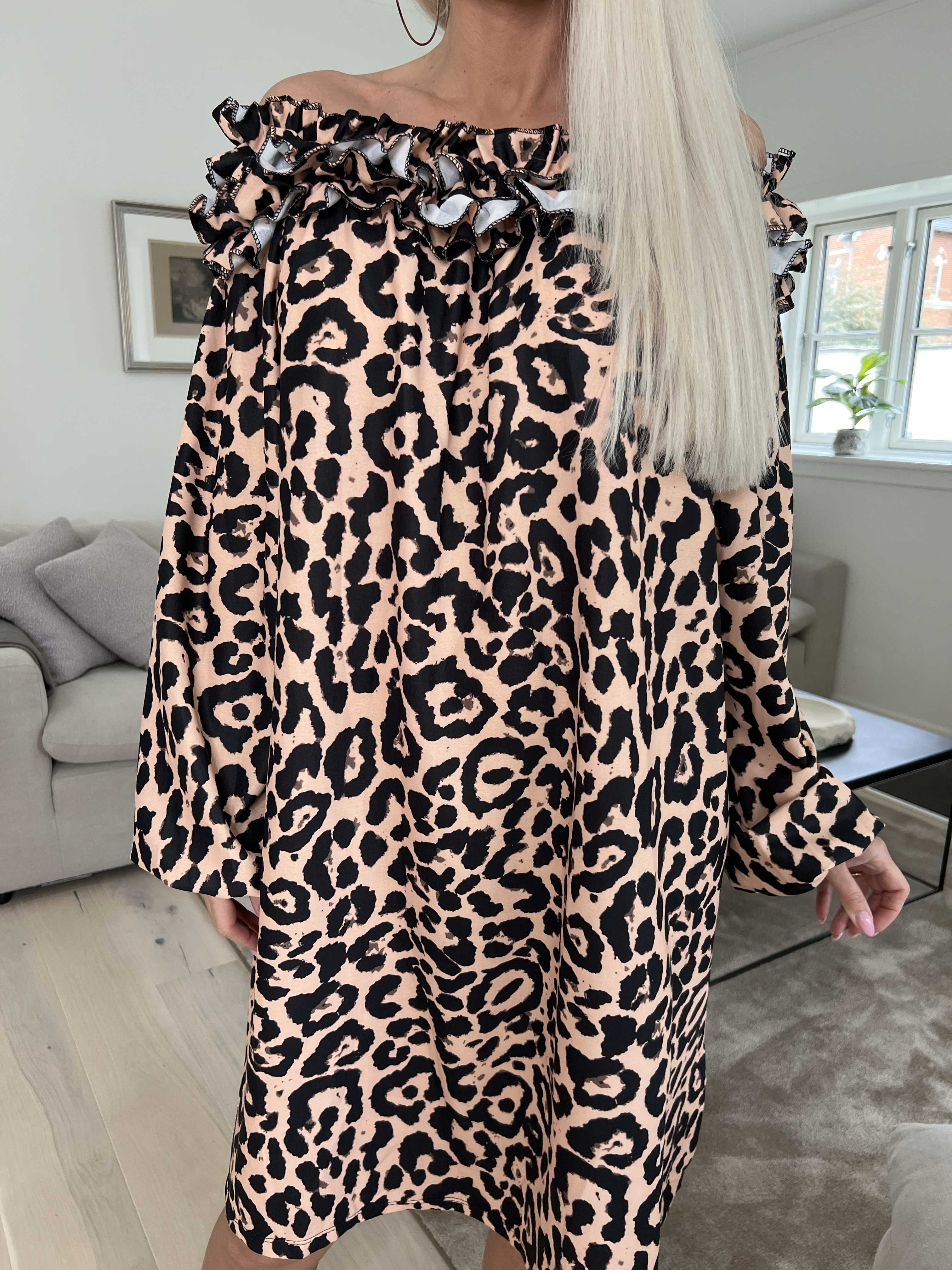 Chili Leo Dress - Kjole i leopardprint med flæser i udskæringen