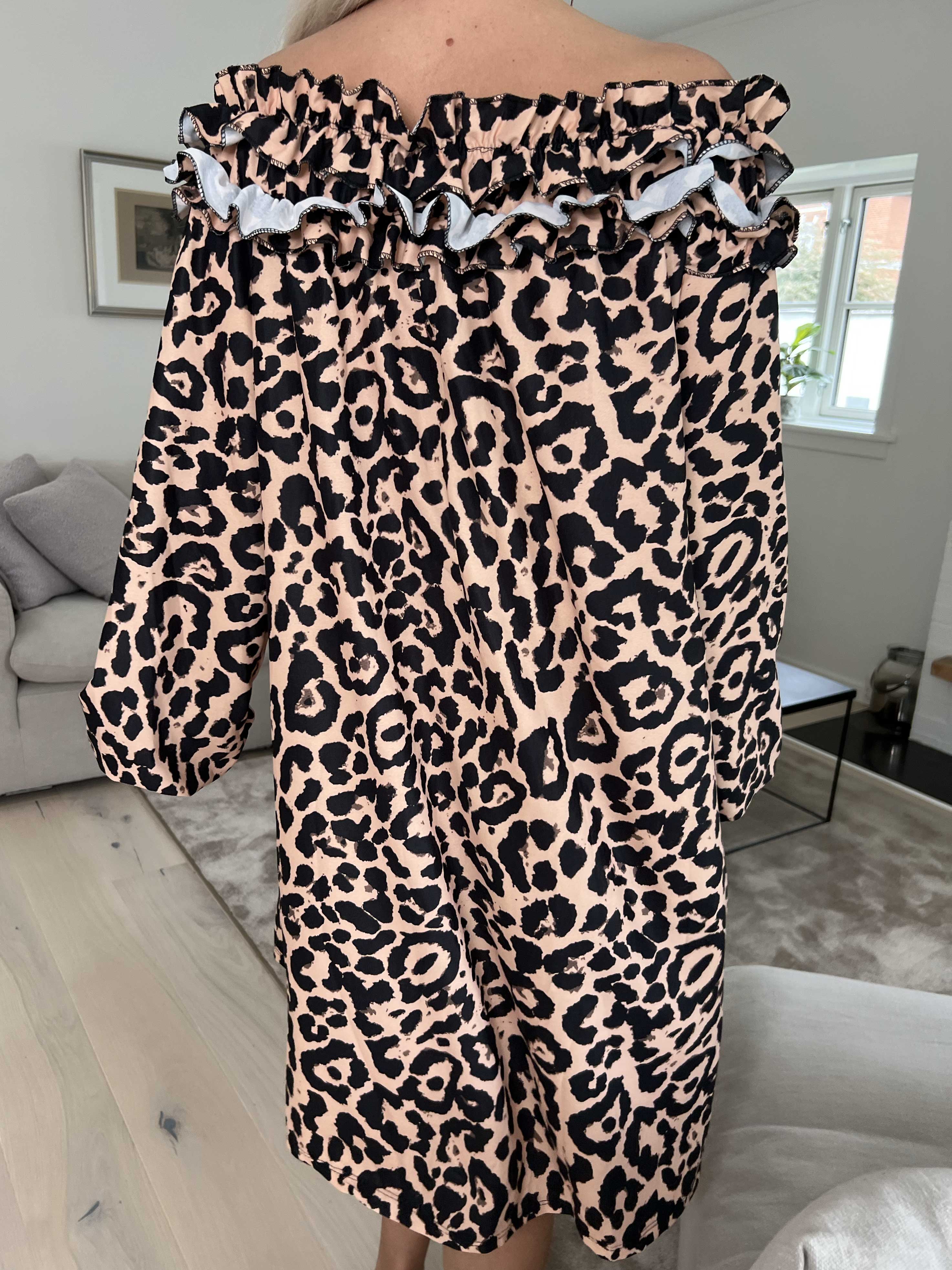 Chili Leo Dress - Kjole i leopardprint med flæser i udskæringen
