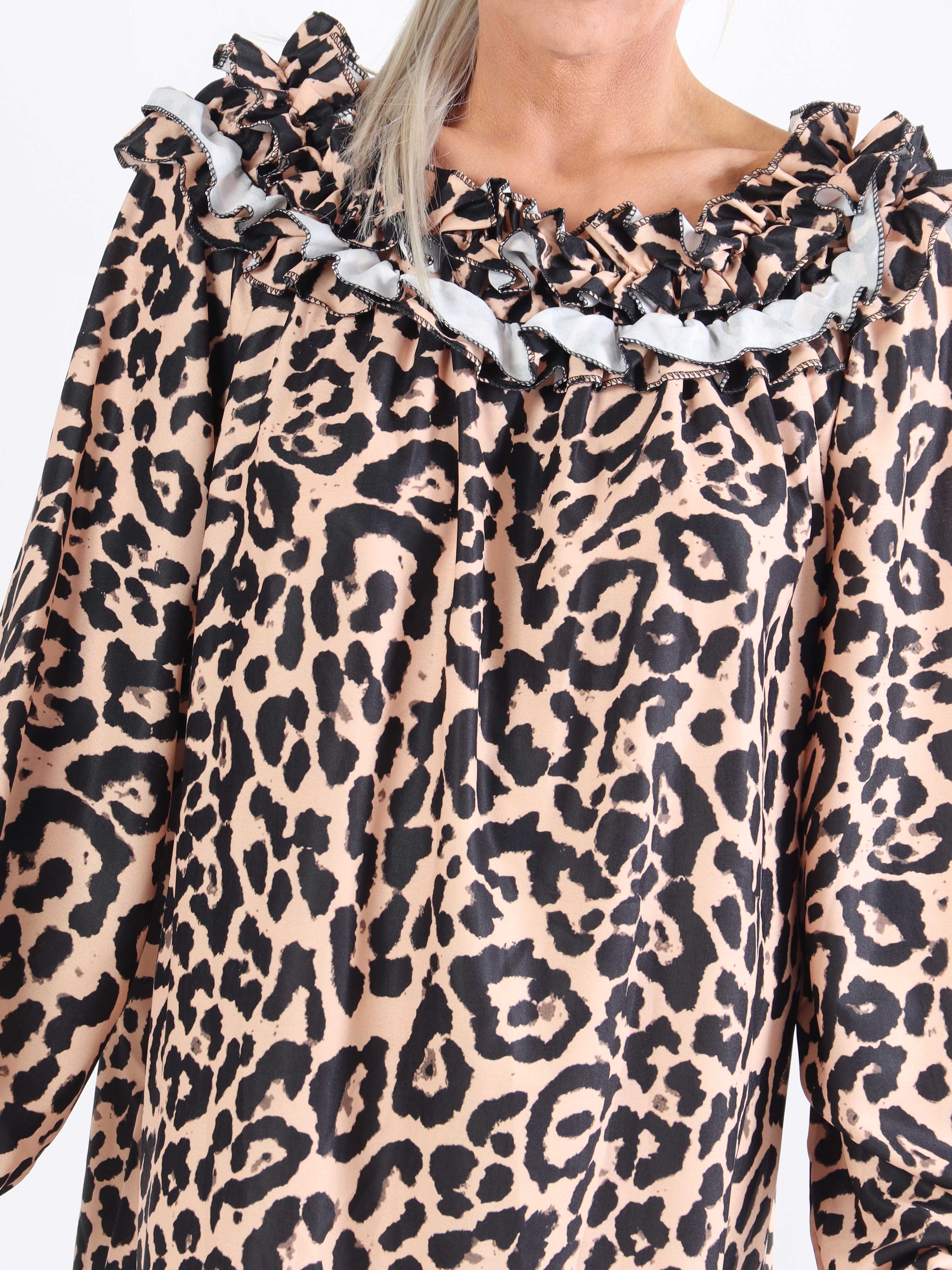 Chili Leo Dress - Plus size kjole i leopardprint med flæser i udskæringen
