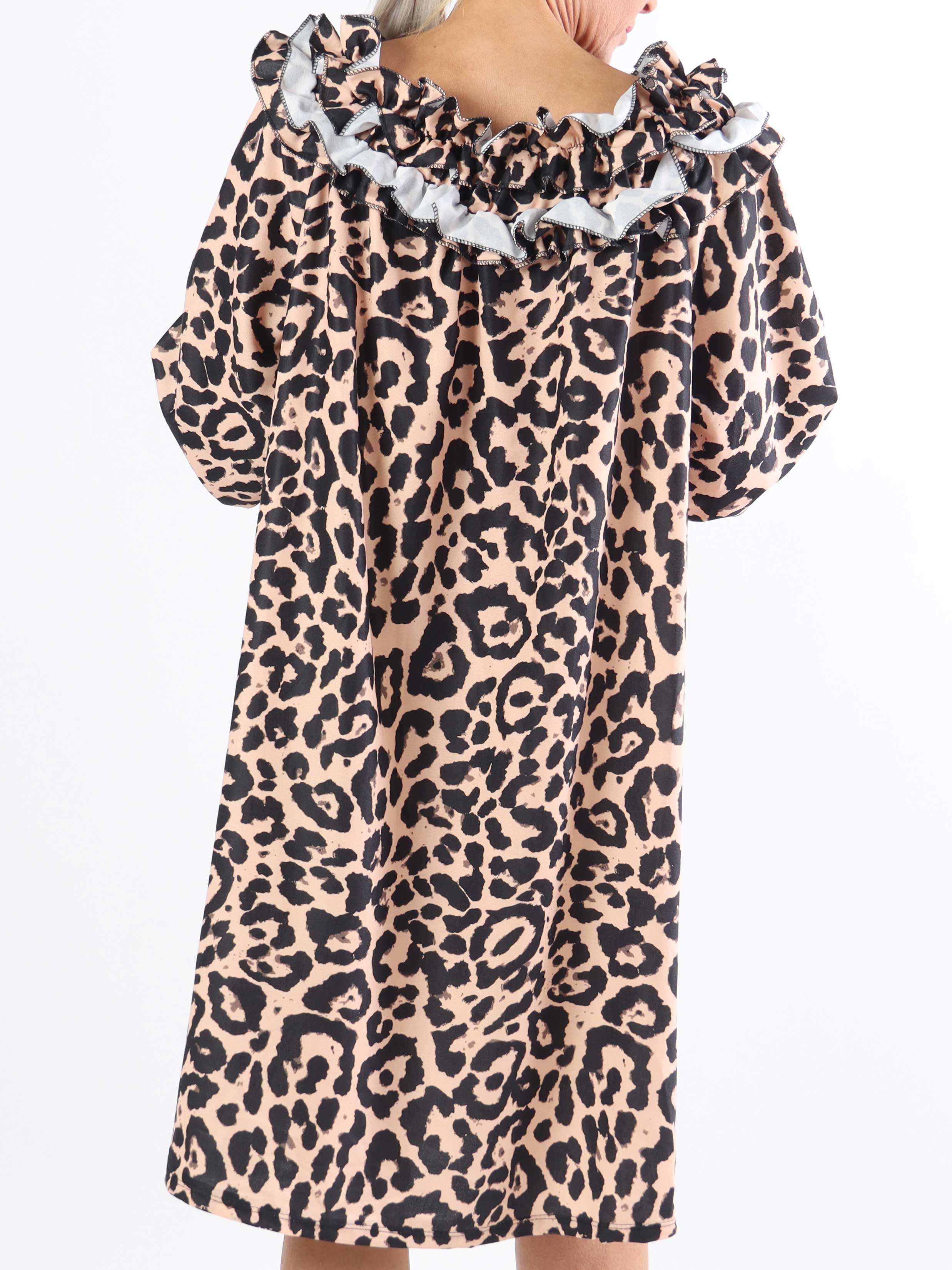 Chili Leo Dress - Plus size kjole i leopardprint med flæser i udskæringen