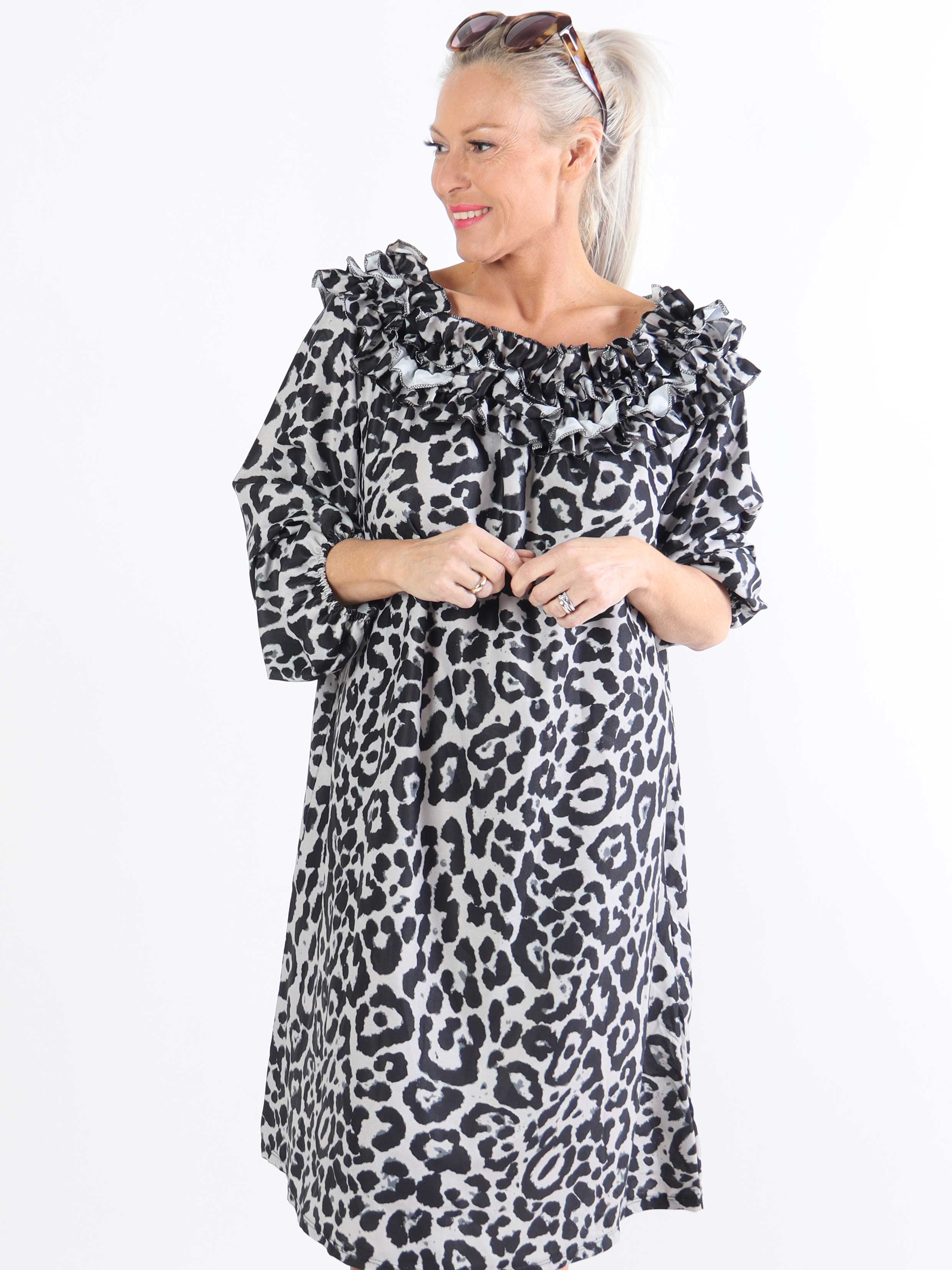 Chili Leo Dress - Plus size kjole i leopardprint med flæser i udskæringen