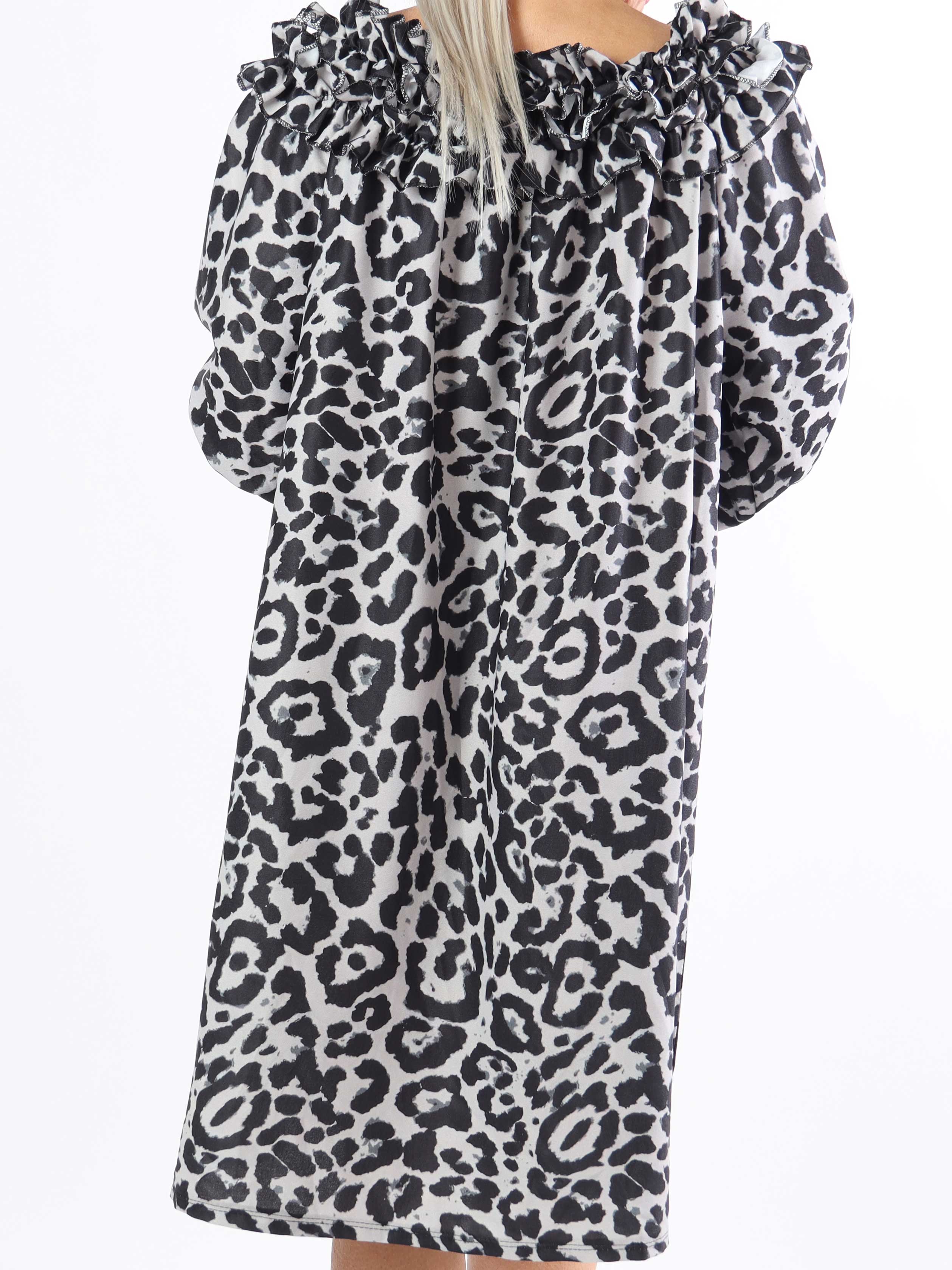 Chili Leo Dress - Plus size kjole i leopardprint med flæser i udskæringen