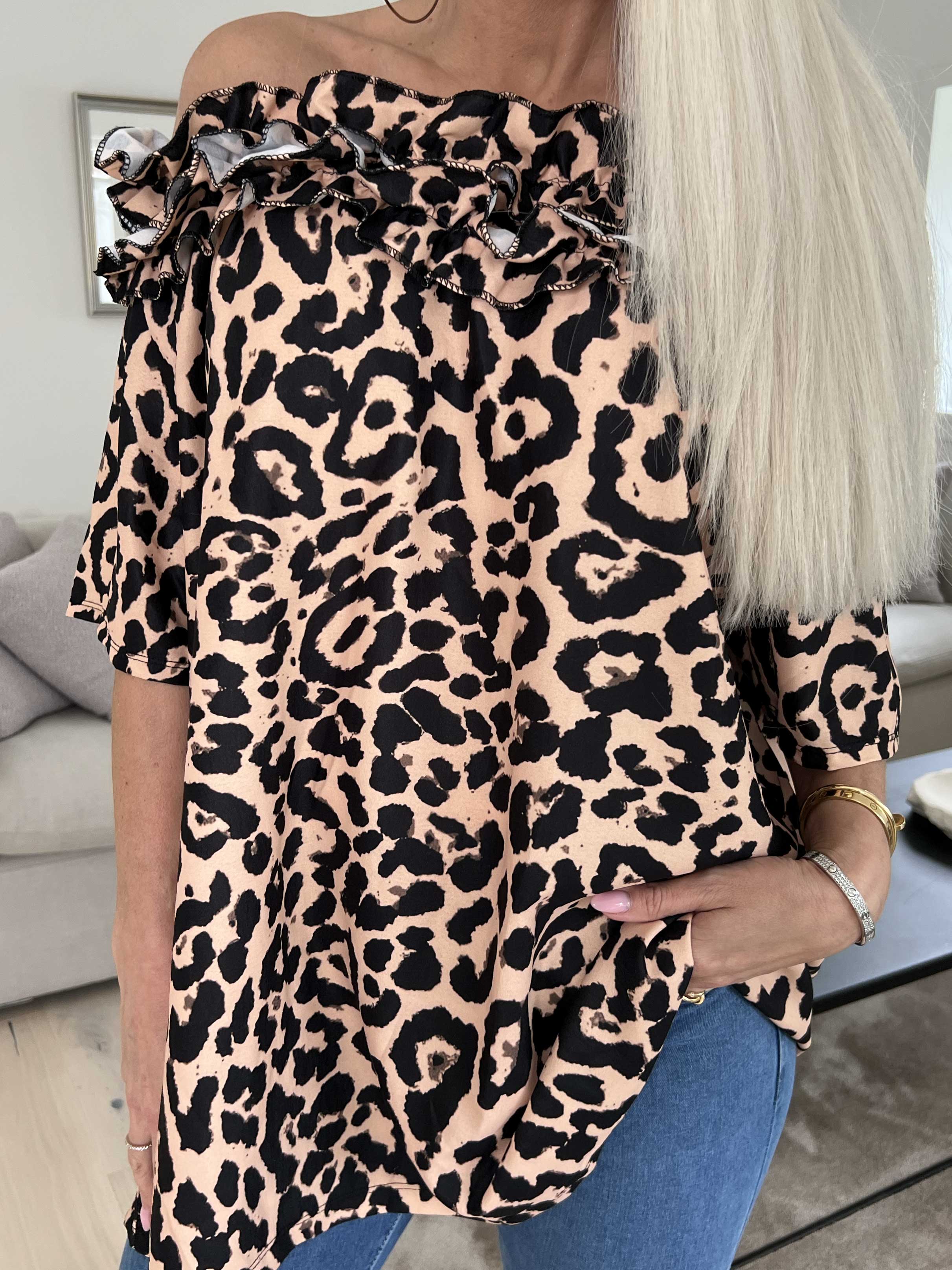Chili Leo Sleeveless - Tunika i leopardprint med flæser i udskæringen