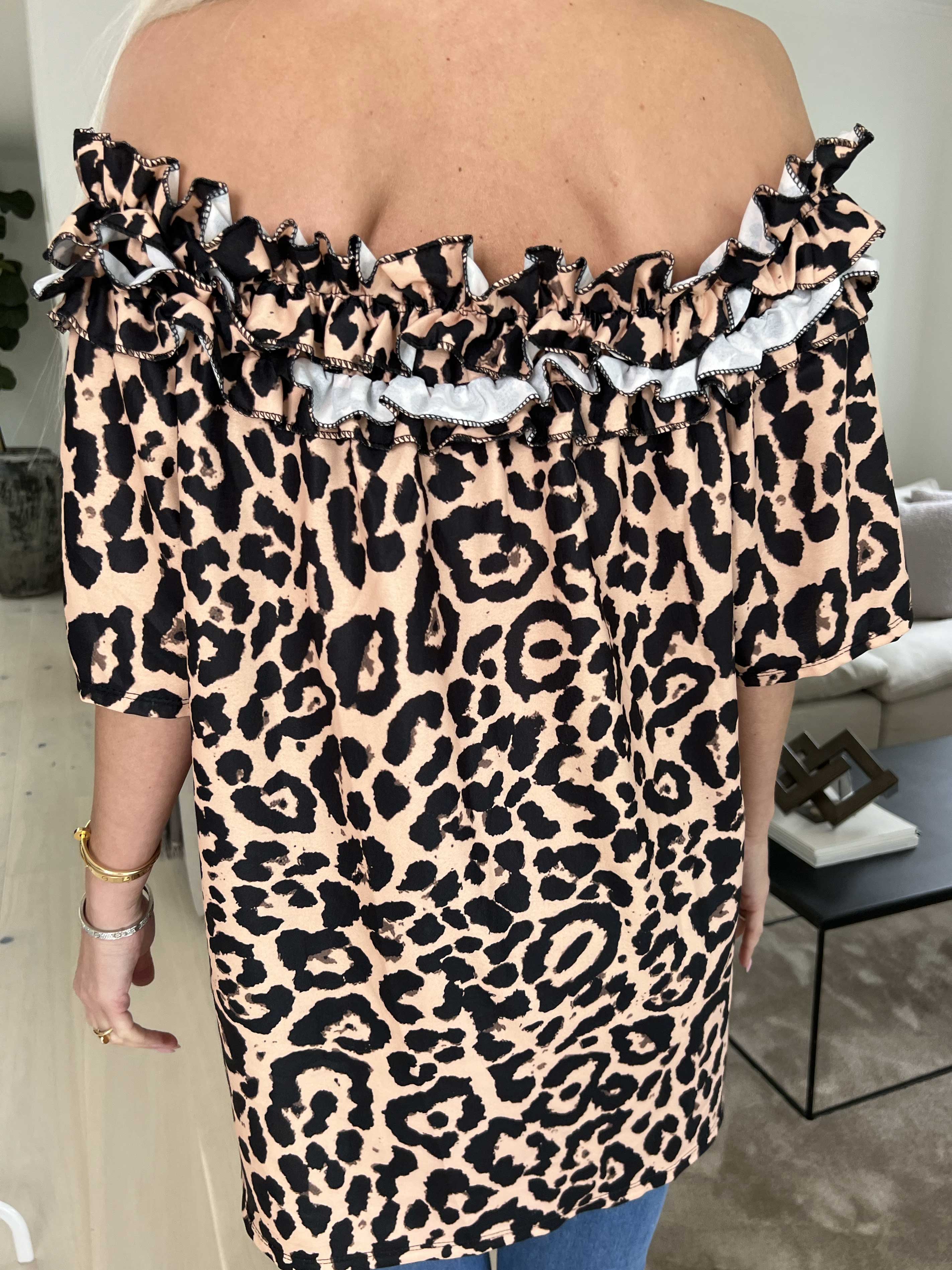 Chili Leo Sleeveless - Tunika i leopardprint med flæser i udskæringen