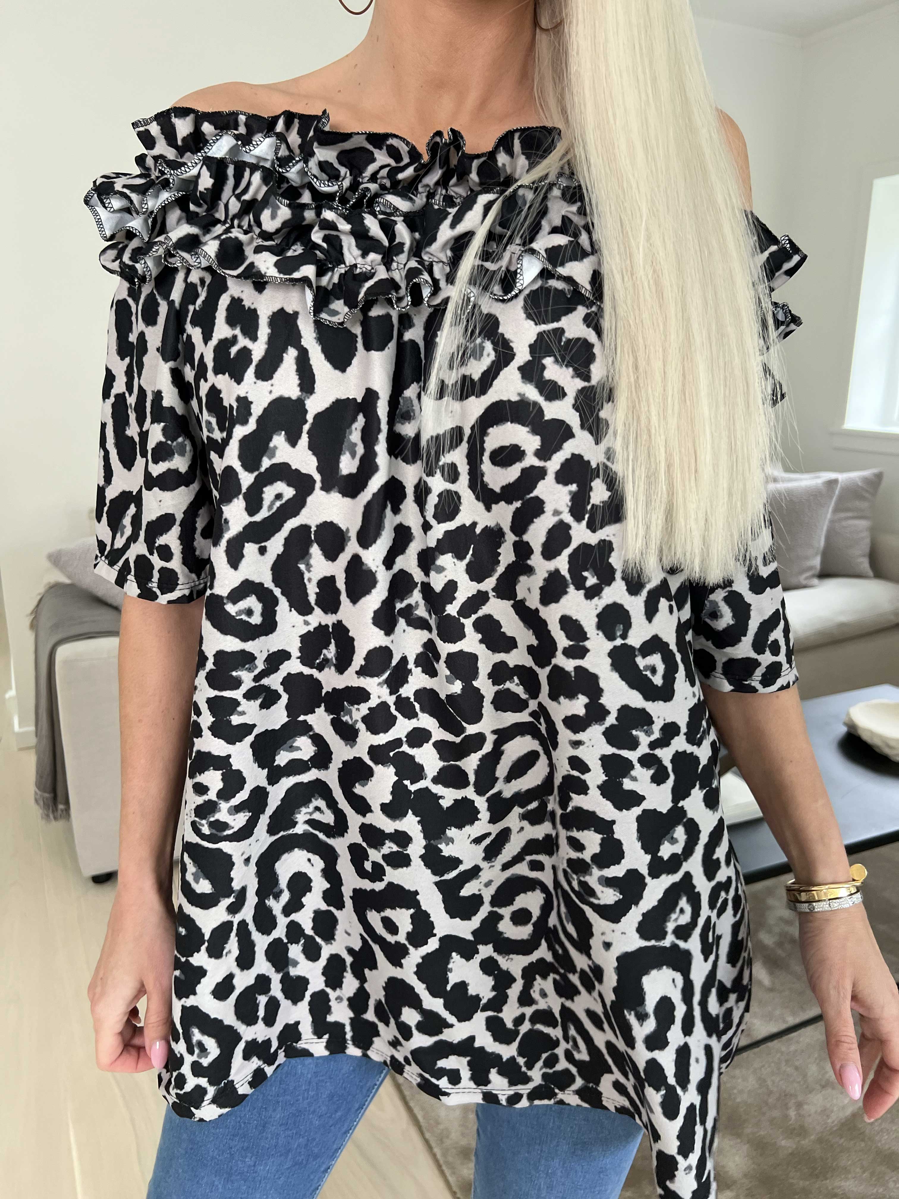 Chili Leo Sleeveless - Tunika i leopardprint med flæser i udskæringen