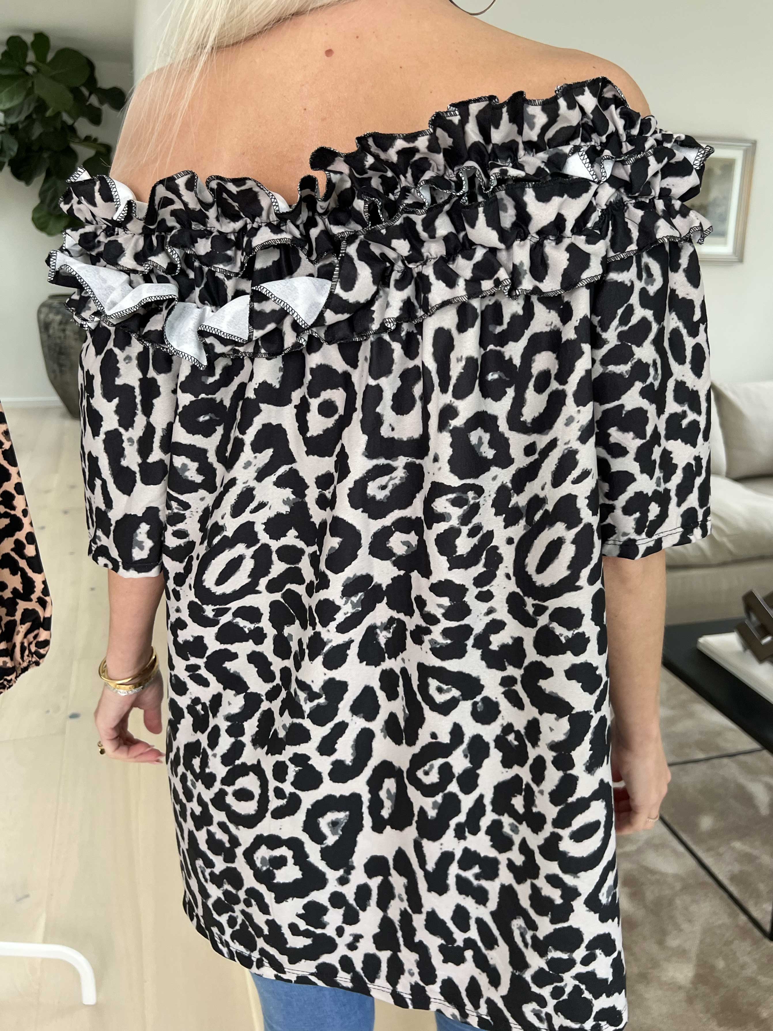 Chili Leo Sleeveless - Tunika i leopardprint med flæser i udskæringen