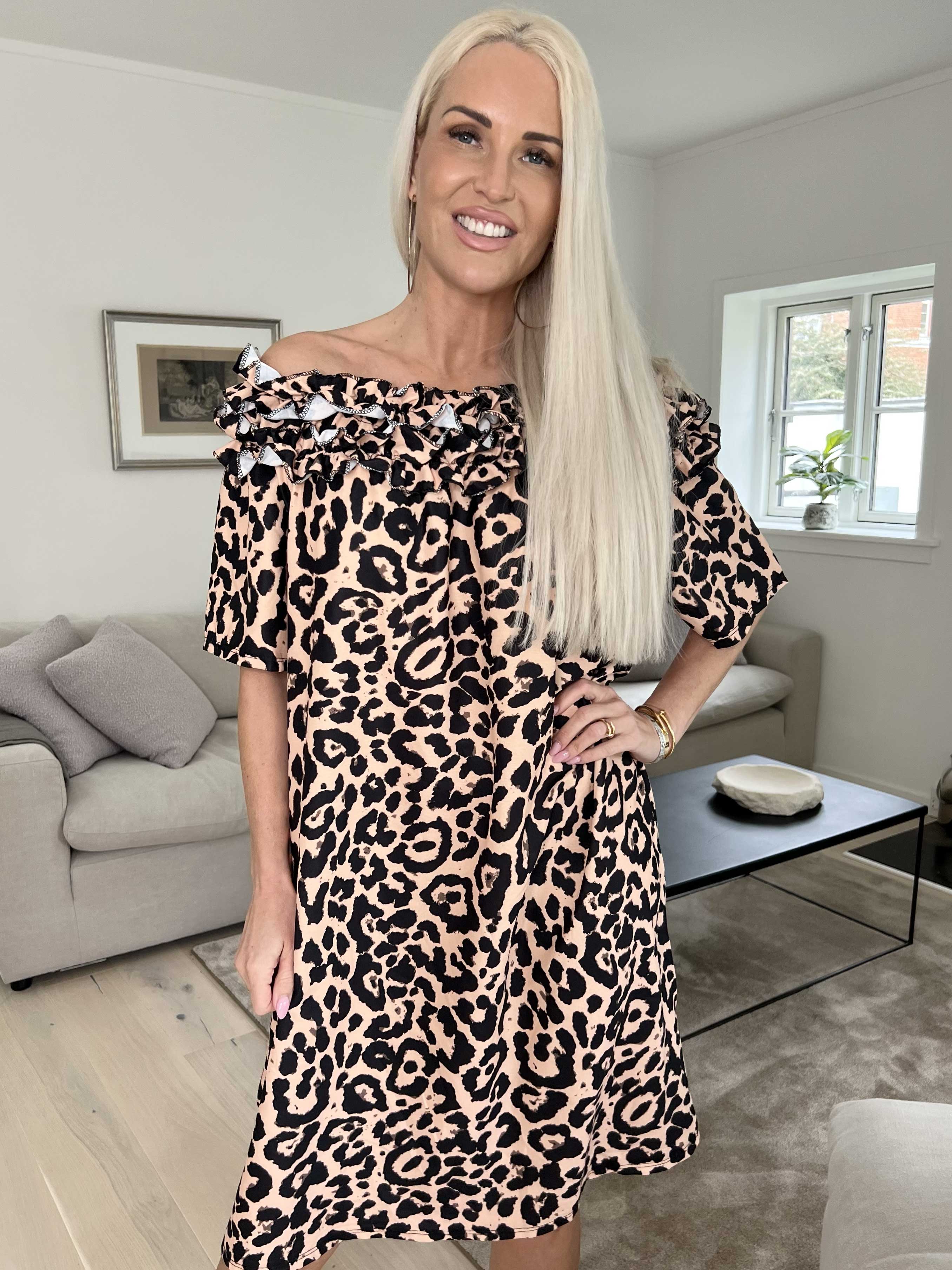 Chili Leo Sleeveless Dress - Kjole i leopardprint med flæser i udskæringen