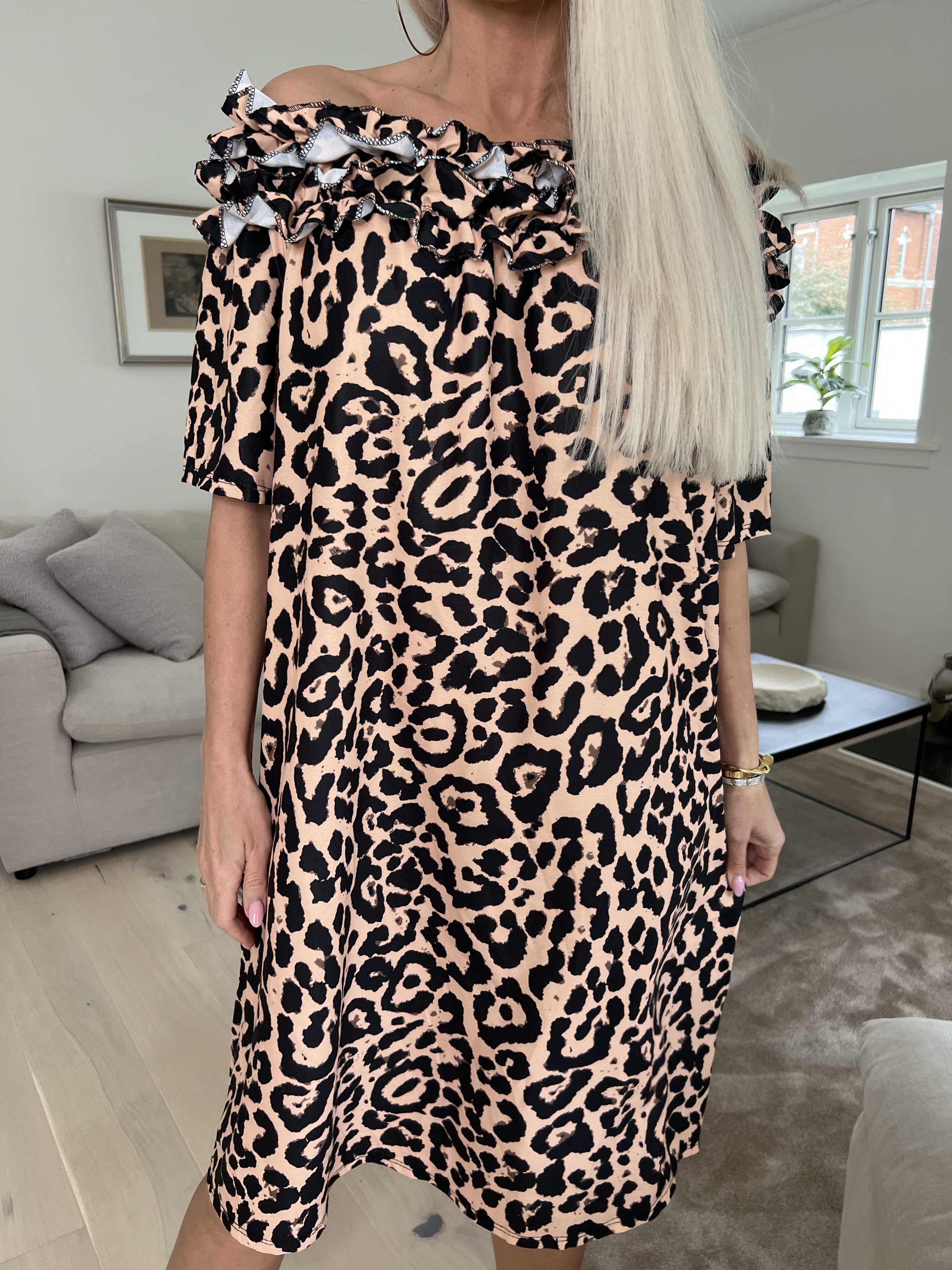 Chili Leo Sleeveless Dress - Kjole i leopardprint med flæser i udskæringen