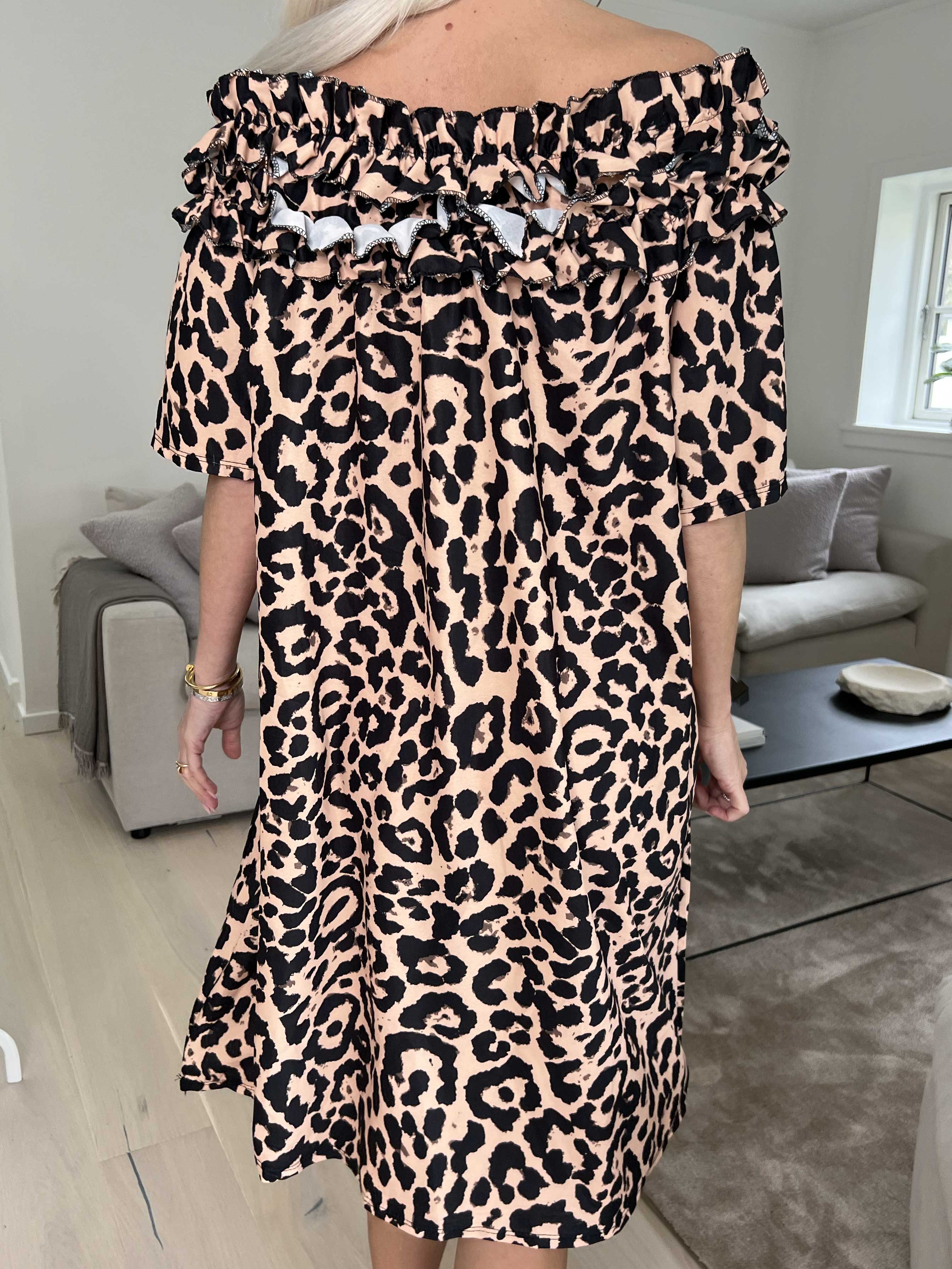 Chili Leo Sleeveless Dress - Kjole i leopardprint med flæser i udskæringen