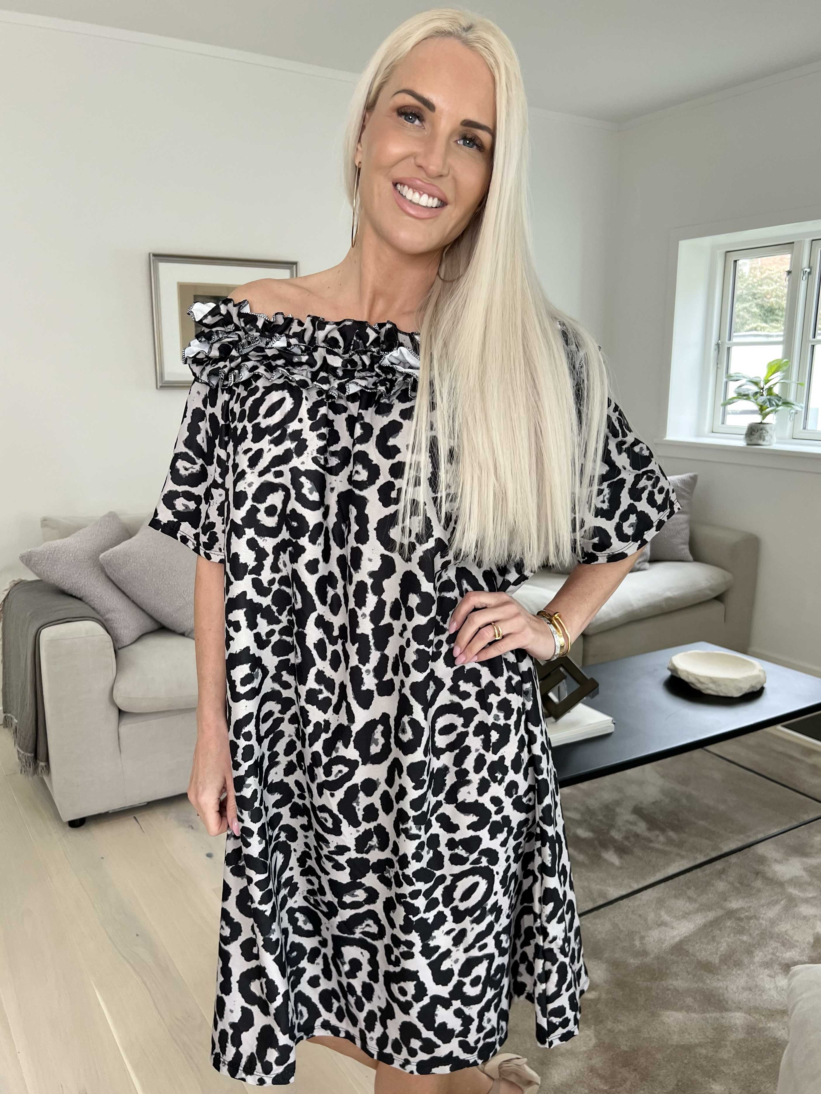 Chili Leo Sleeveless Dress - Kjole i leopardprint med flæser i udskæringen