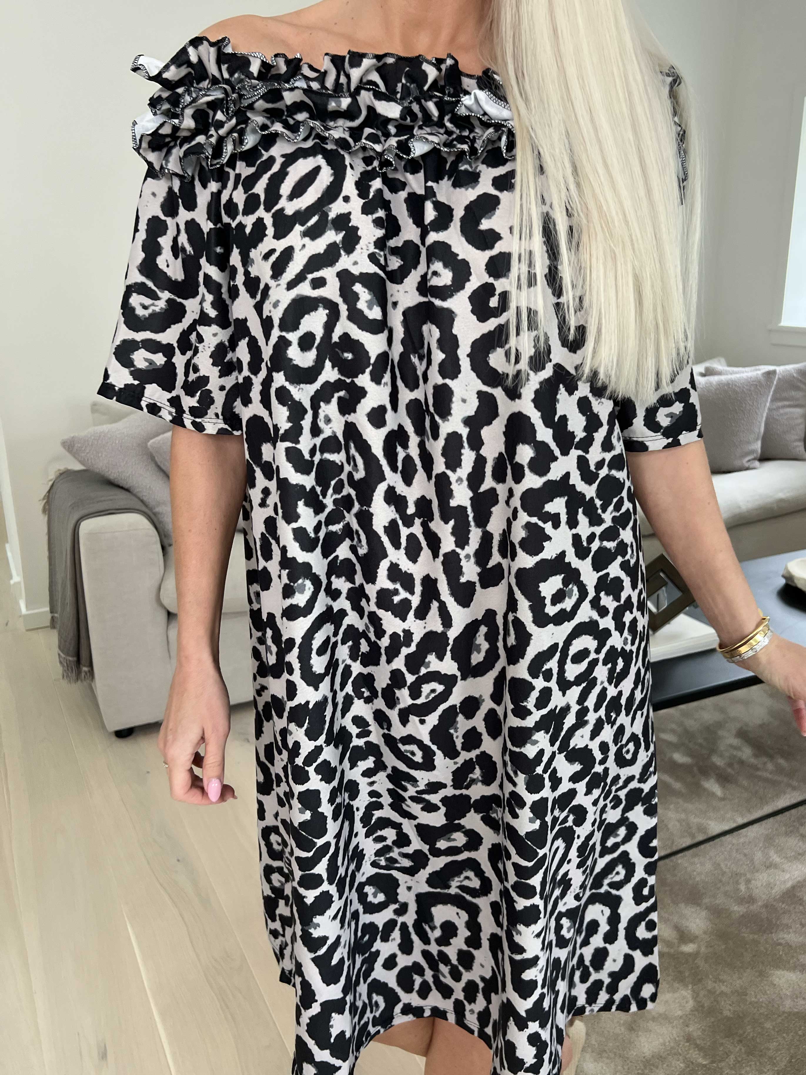 Chili Leo Sleeveless Dress - Kjole i leopardprint med flæser i udskæringen
