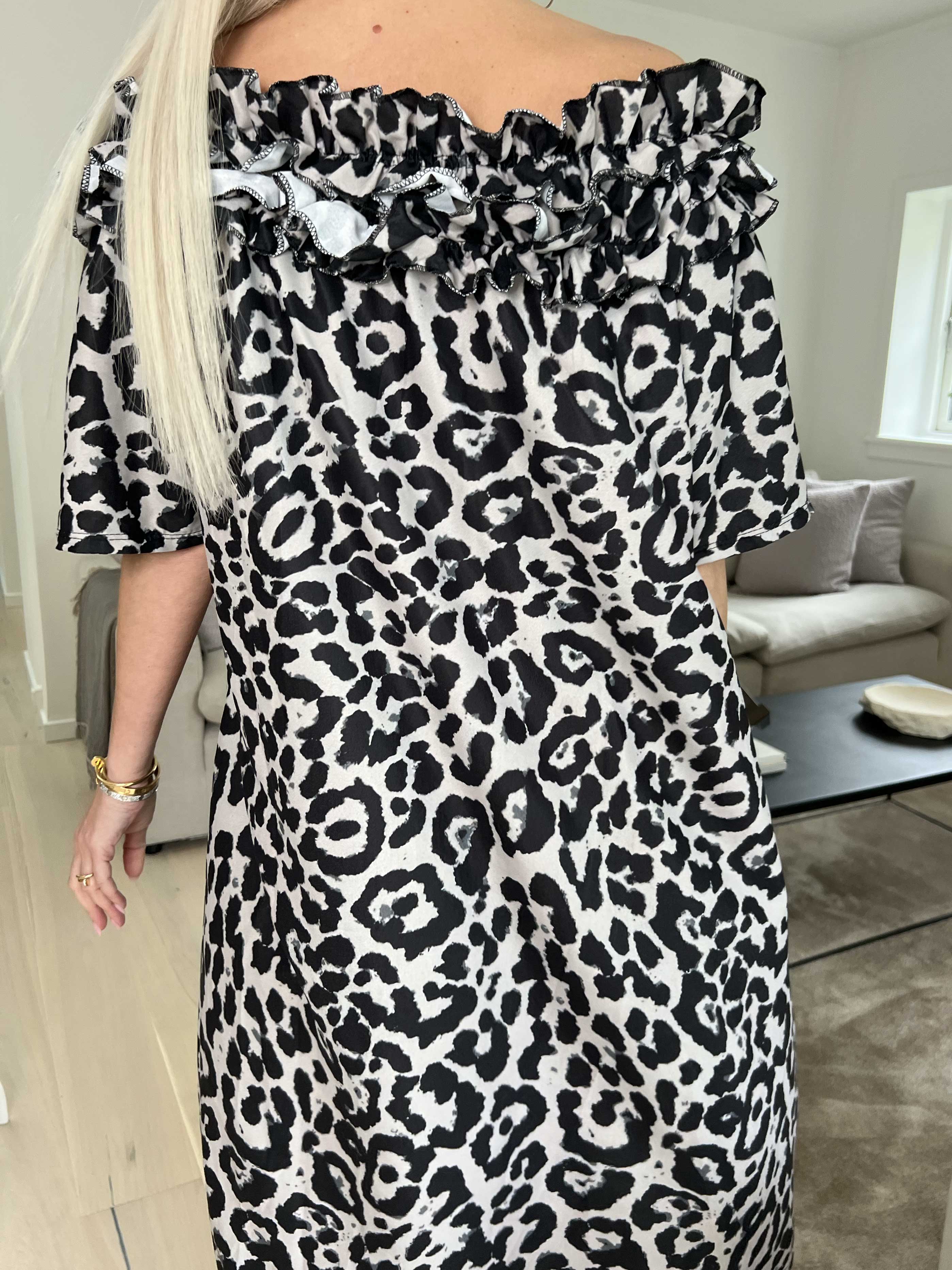 Chili Leo Sleeveless Dress - Kjole i leopardprint med flæser i udskæringen