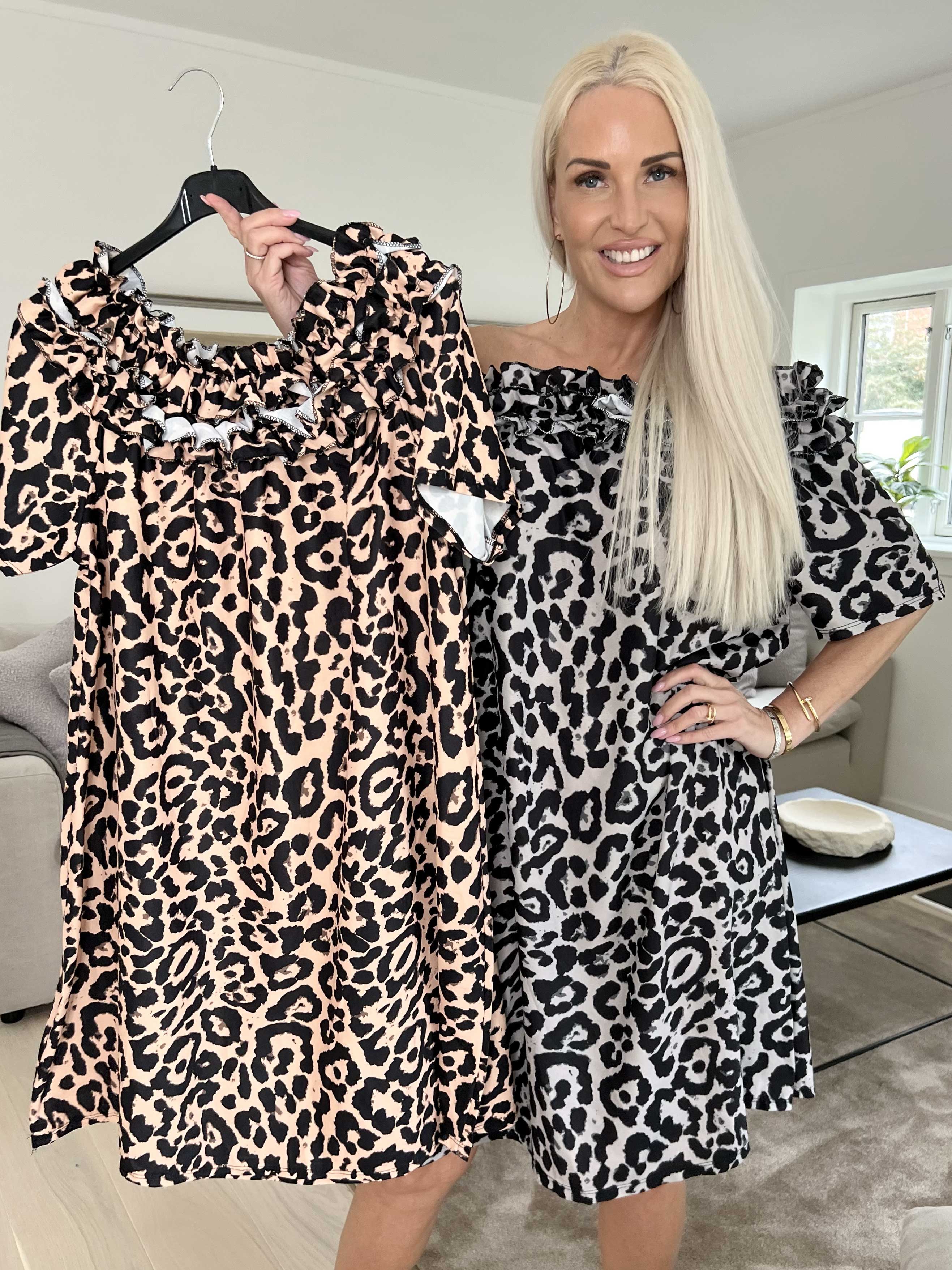 Chili Leo Sleeveless Dress - Kjole i leopardprint med flæser i udskæringen