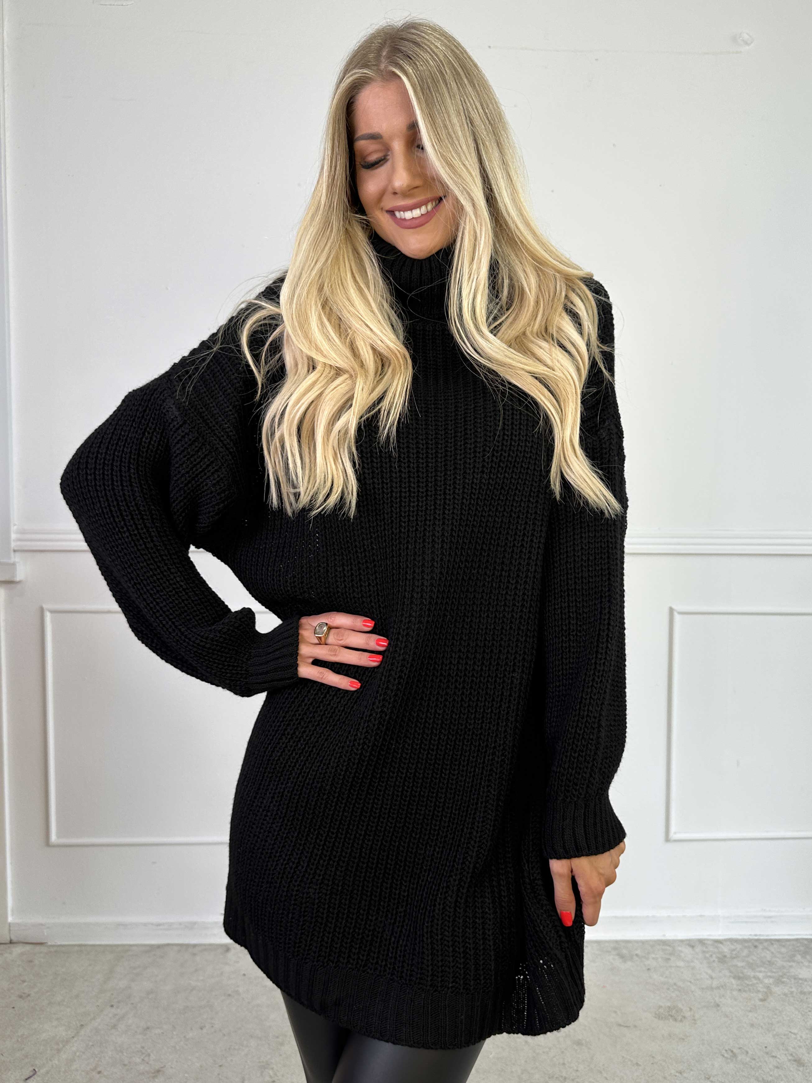 Cindy - Ensfarvet hyggelig striktrøje med rullekrave