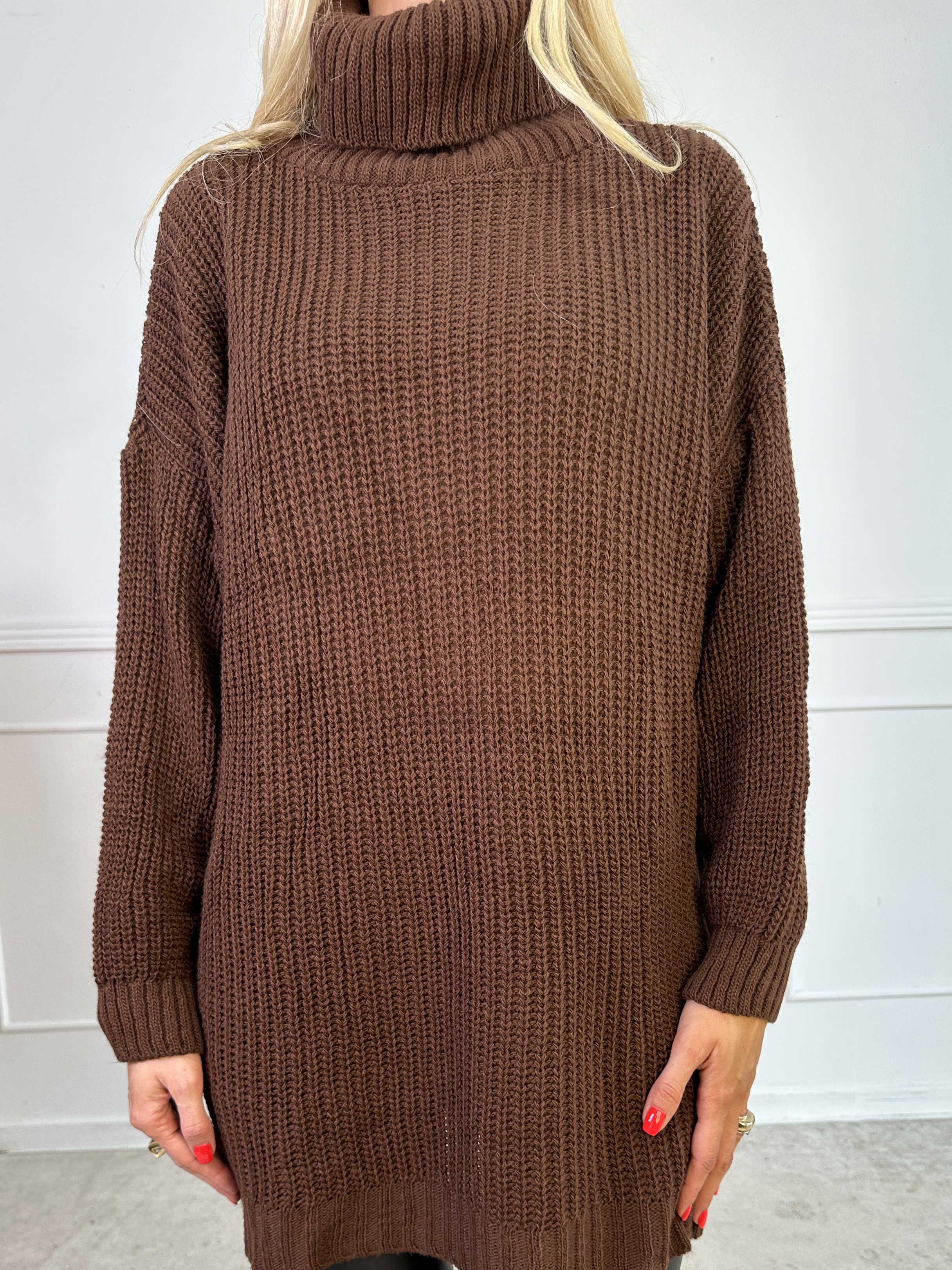 Cindy - Ensfarvet hyggelig striktrøje med rullekrave