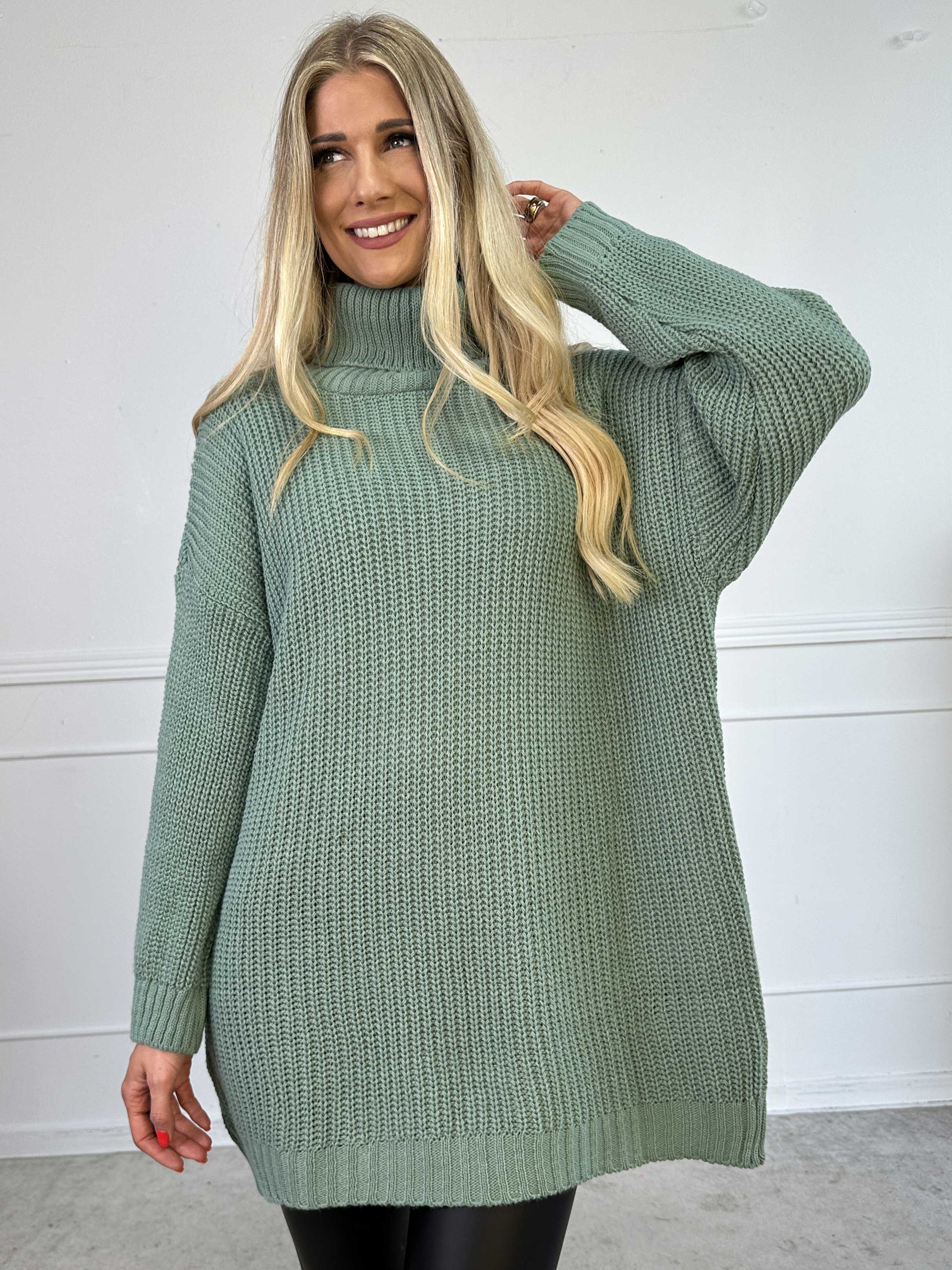 Cindy - Ensfarvet hyggelig striktrøje med rullekrave