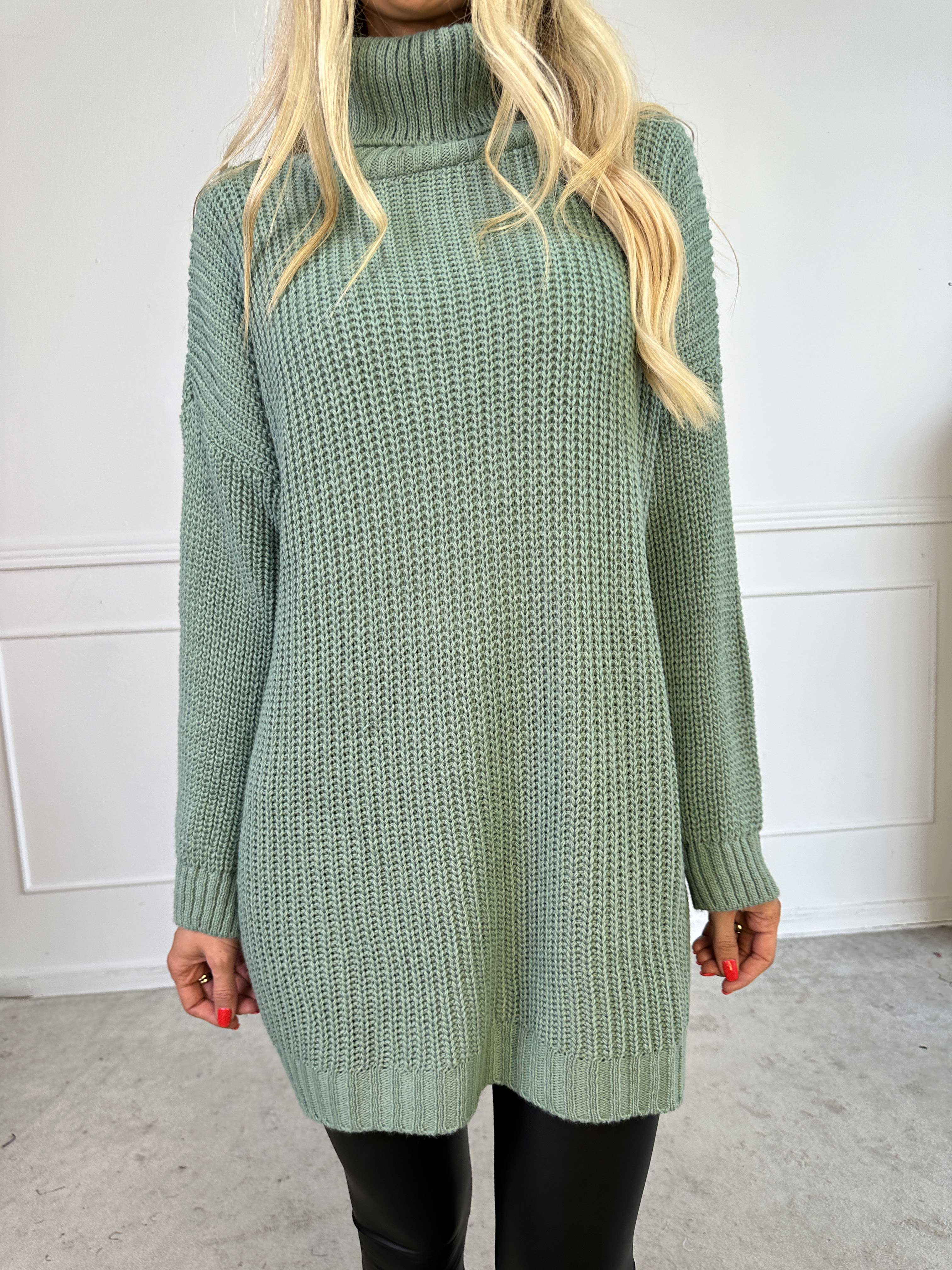 Cindy - Ensfarvet hyggelig striktrøje med rullekrave