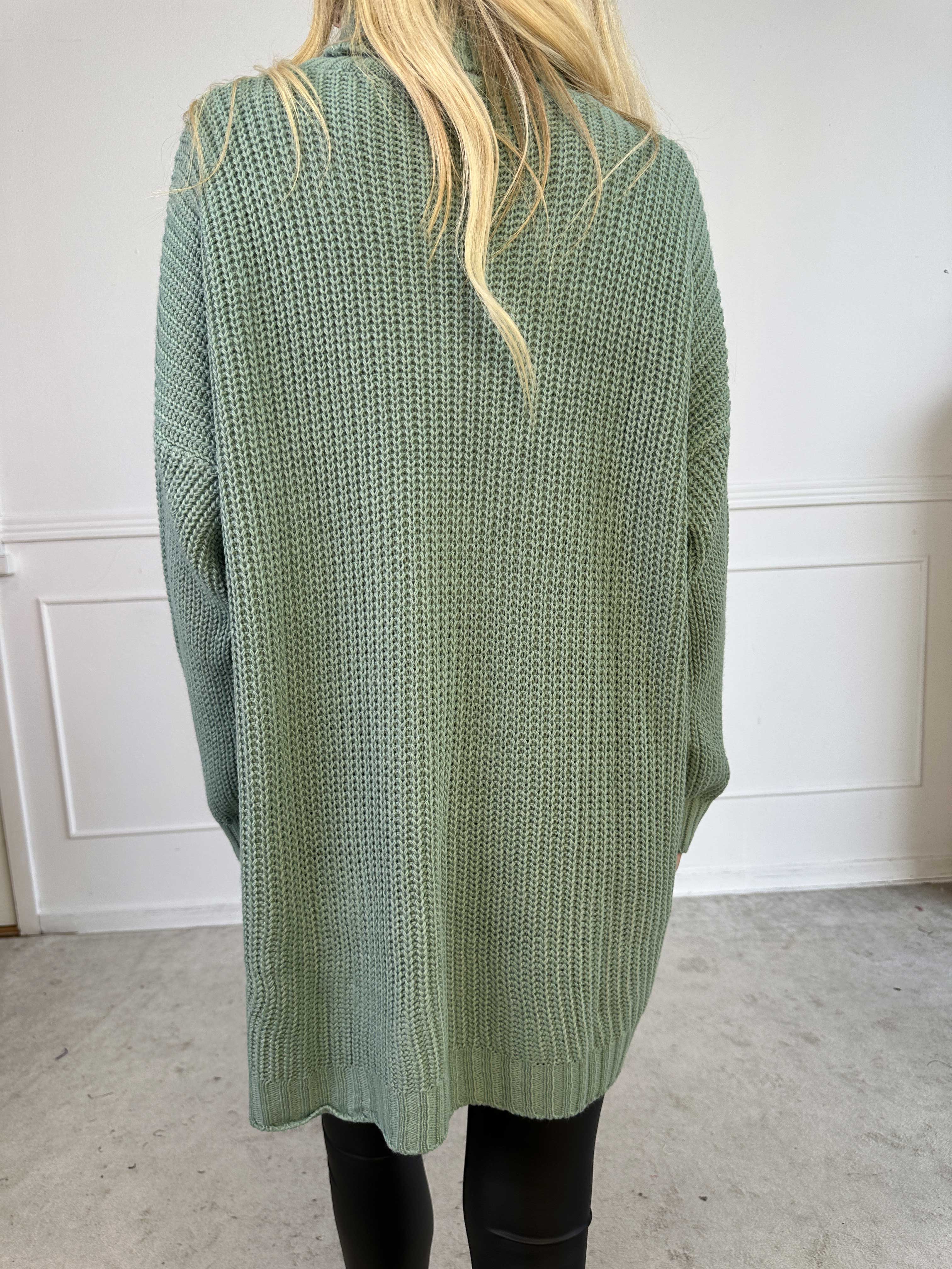 Cindy - Ensfarvet hyggelig striktrøje med rullekrave