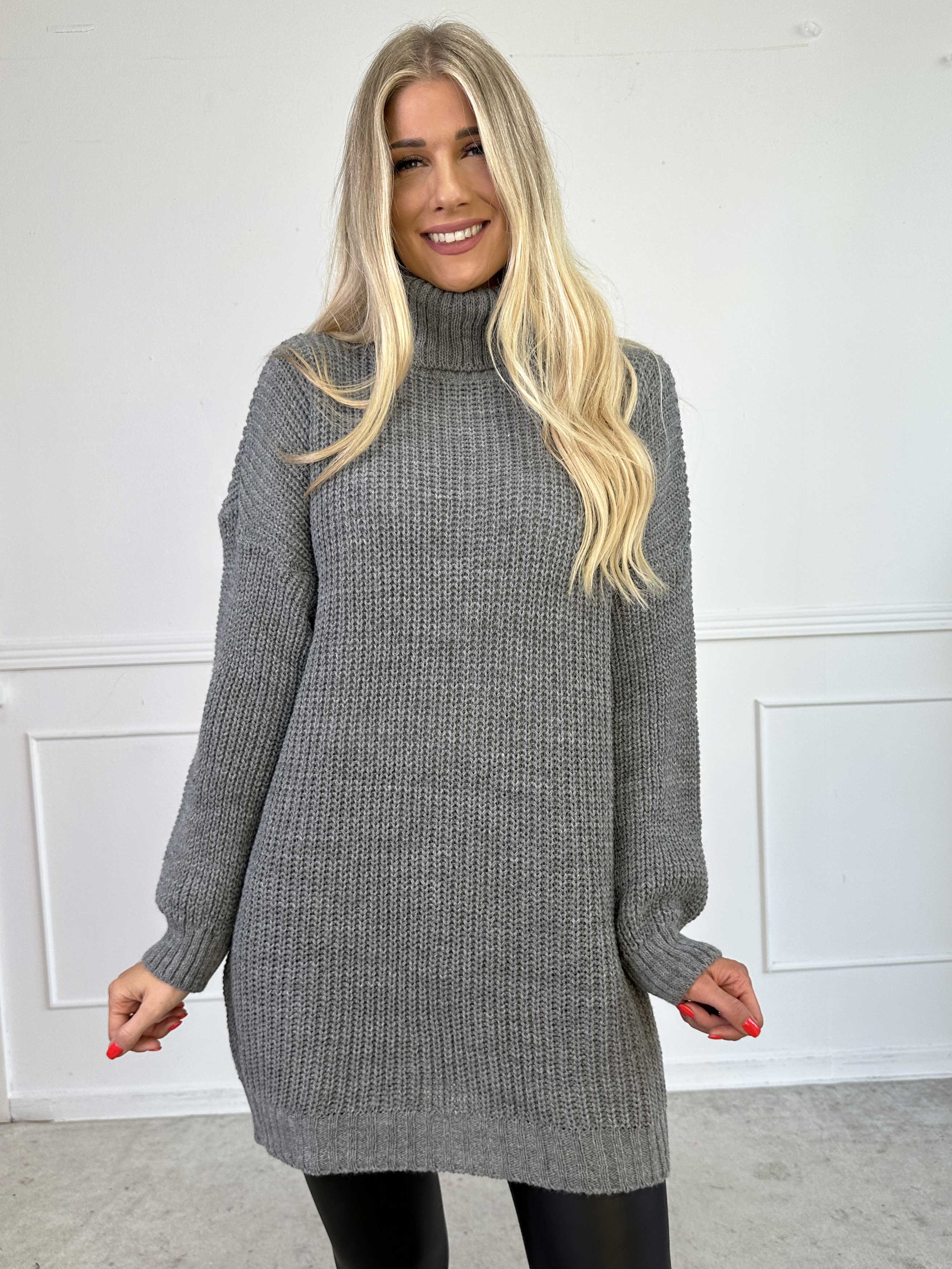 Cindy - Ensfarvet hyggelig striktrøje med rullekrave