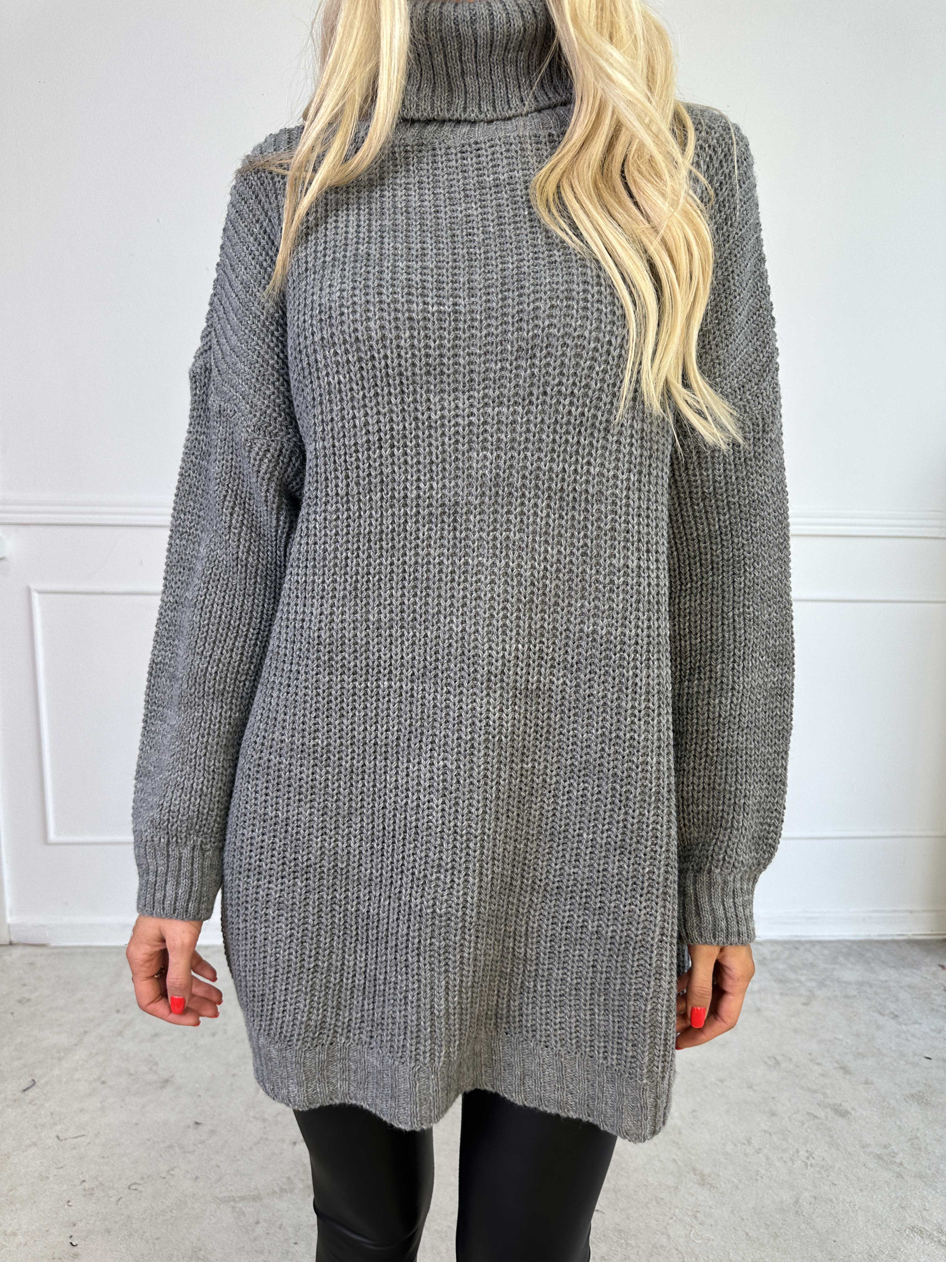 Cindy - Ensfarvet hyggelig striktrøje med rullekrave