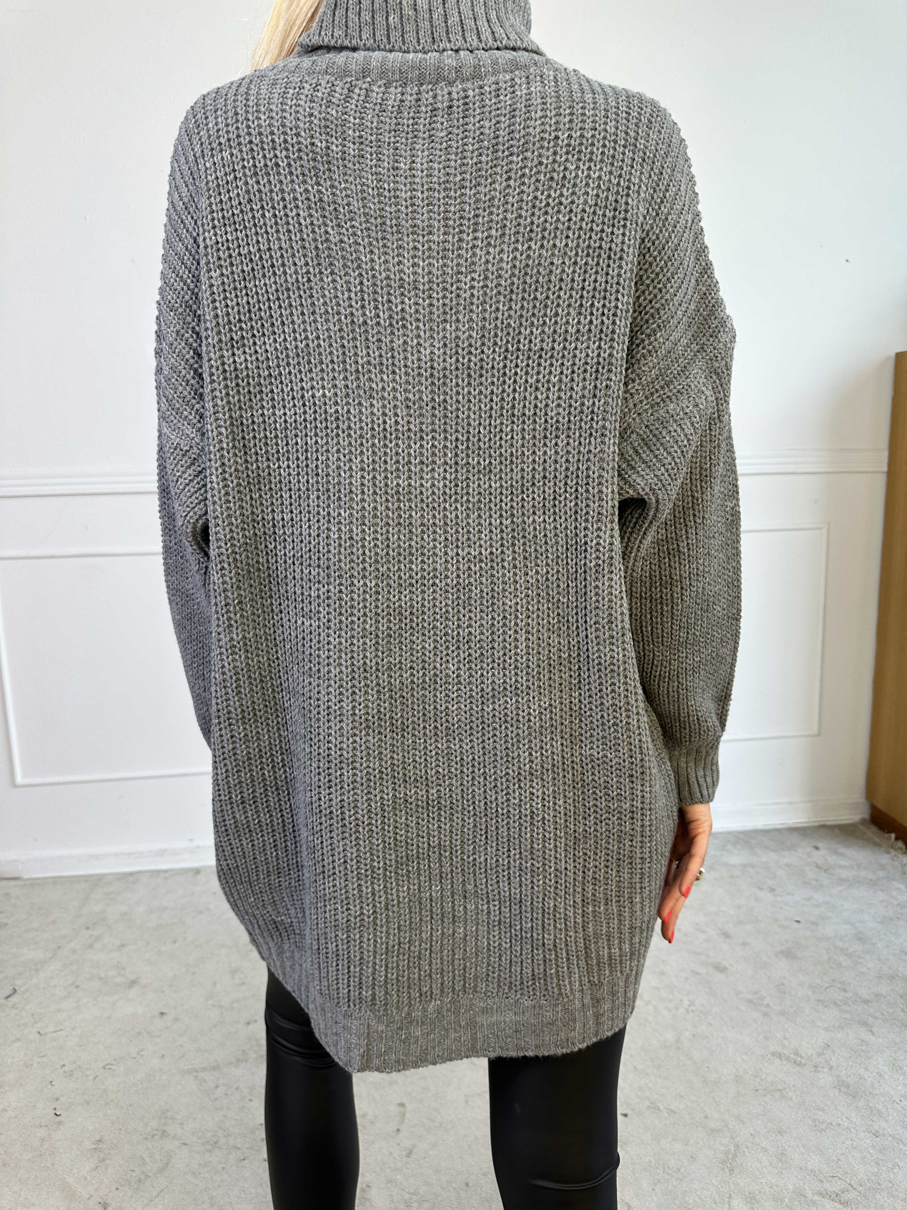 Cindy - Ensfarvet hyggelig striktrøje med rullekrave