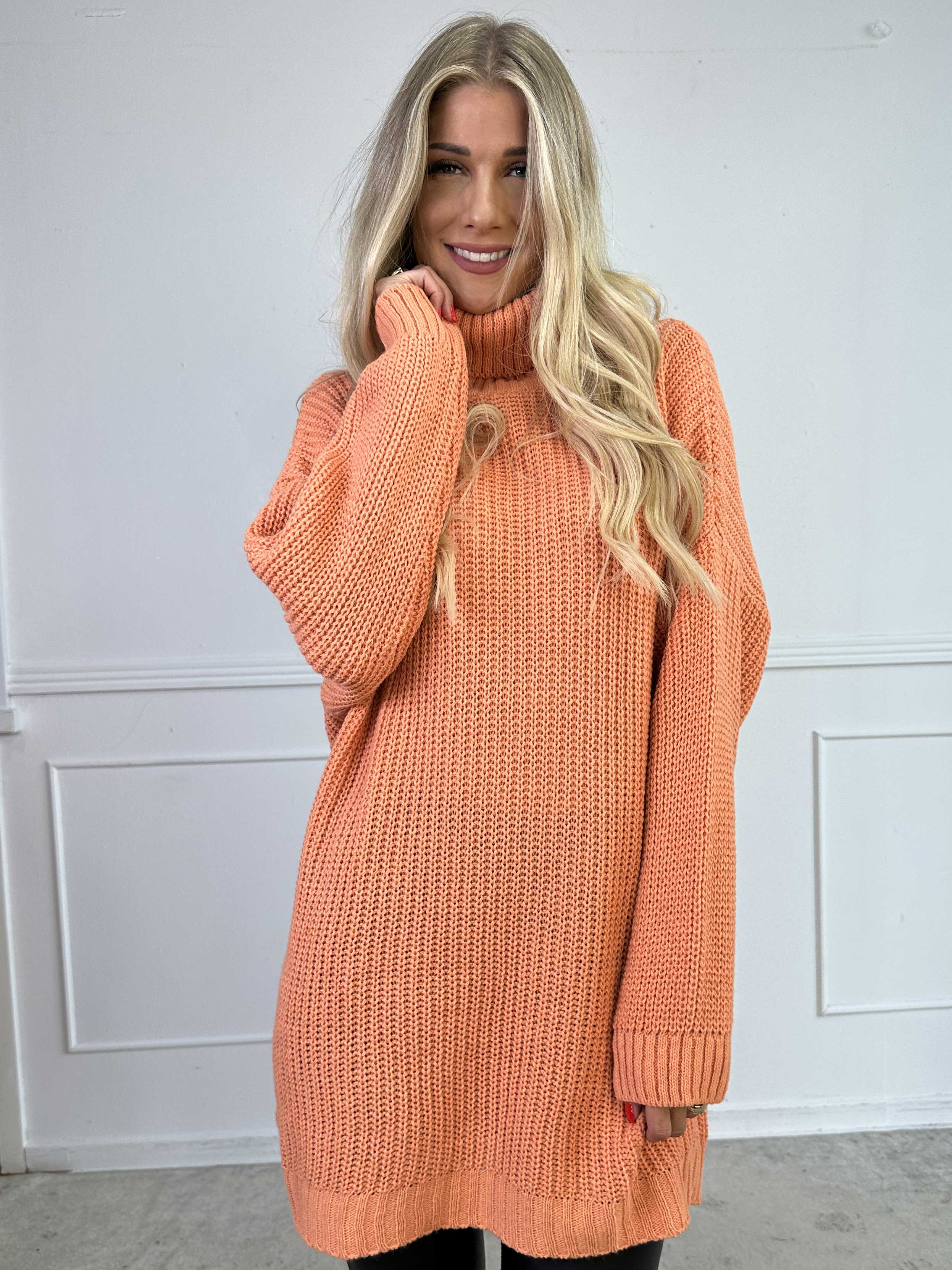 Cindy - Ensfarvet hyggelig striktrøje med rullekrave