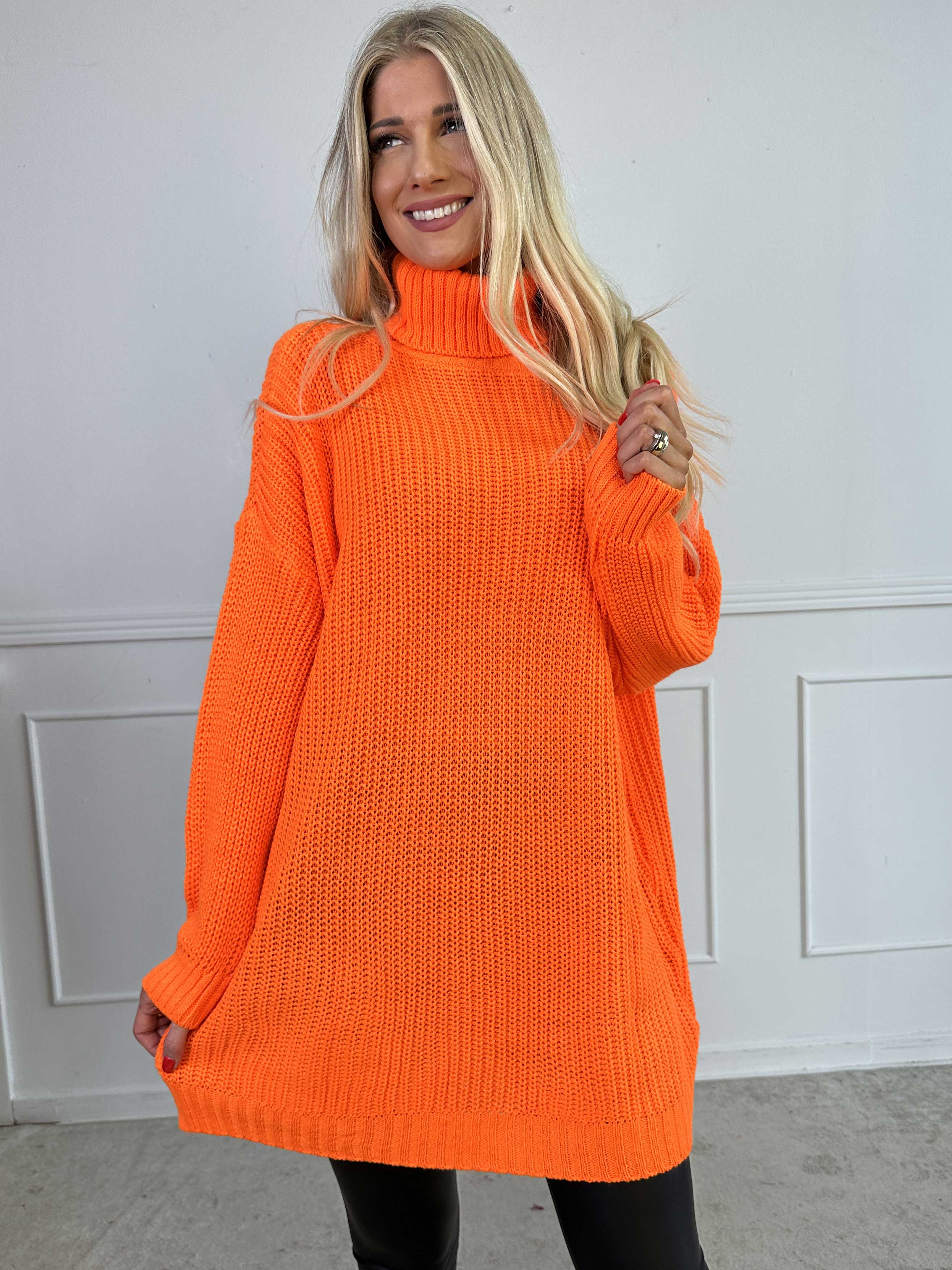 Cindy - Ensfarvet hyggelig striktrøje med rullekrave