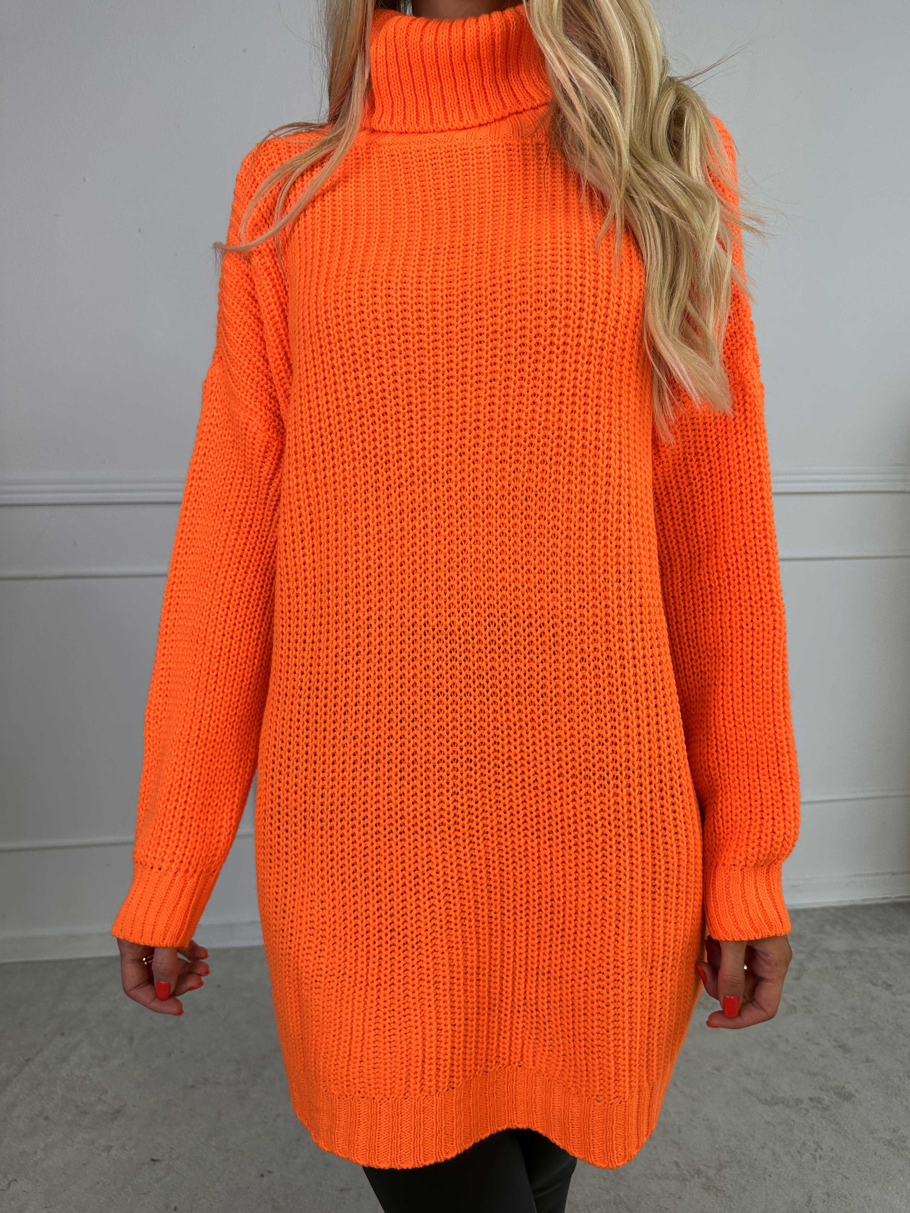 Cindy - Ensfarvet hyggelig striktrøje med rullekrave