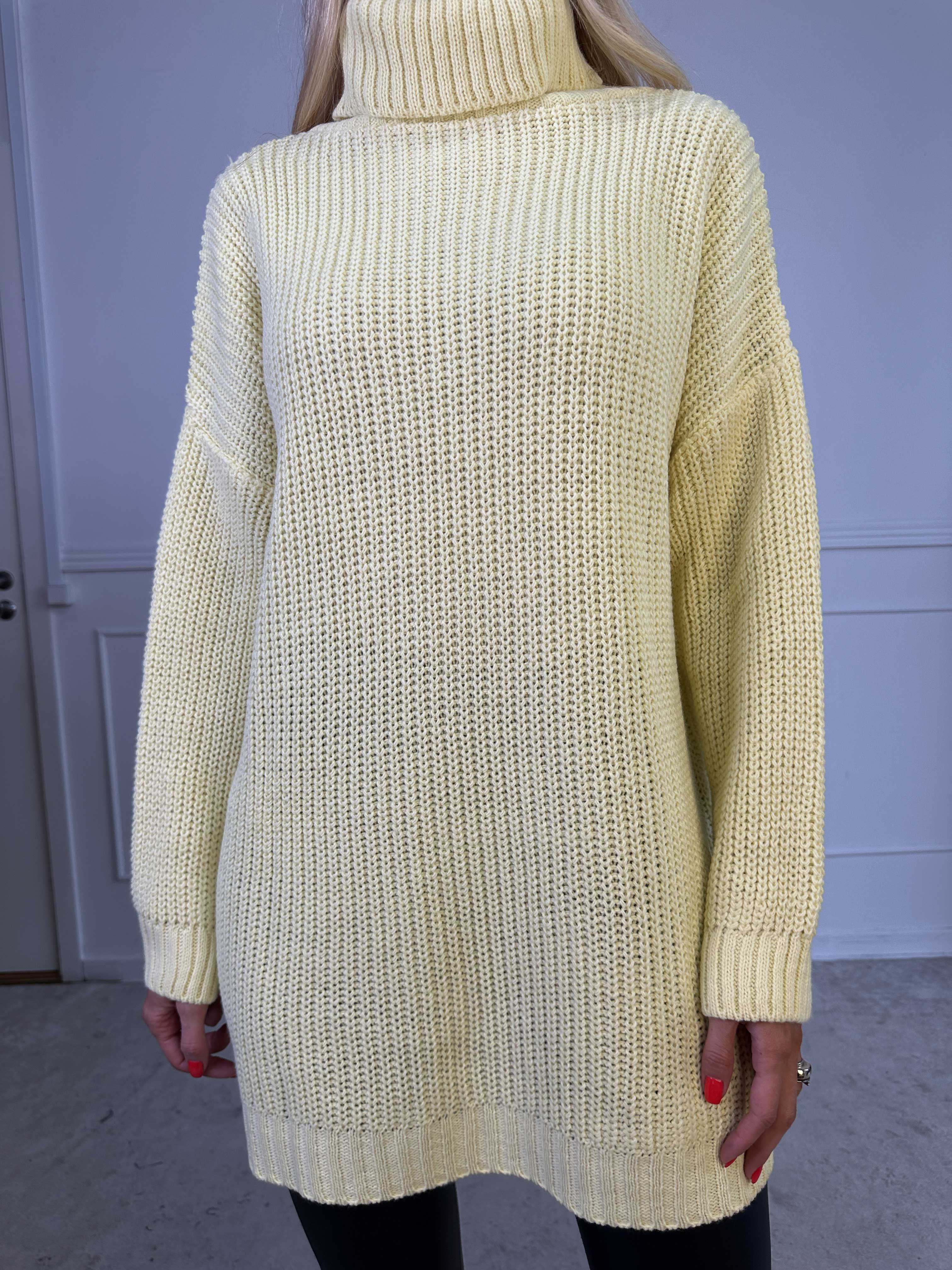 Cindy - Ensfarvet hyggelig striktrøje med rullekrave