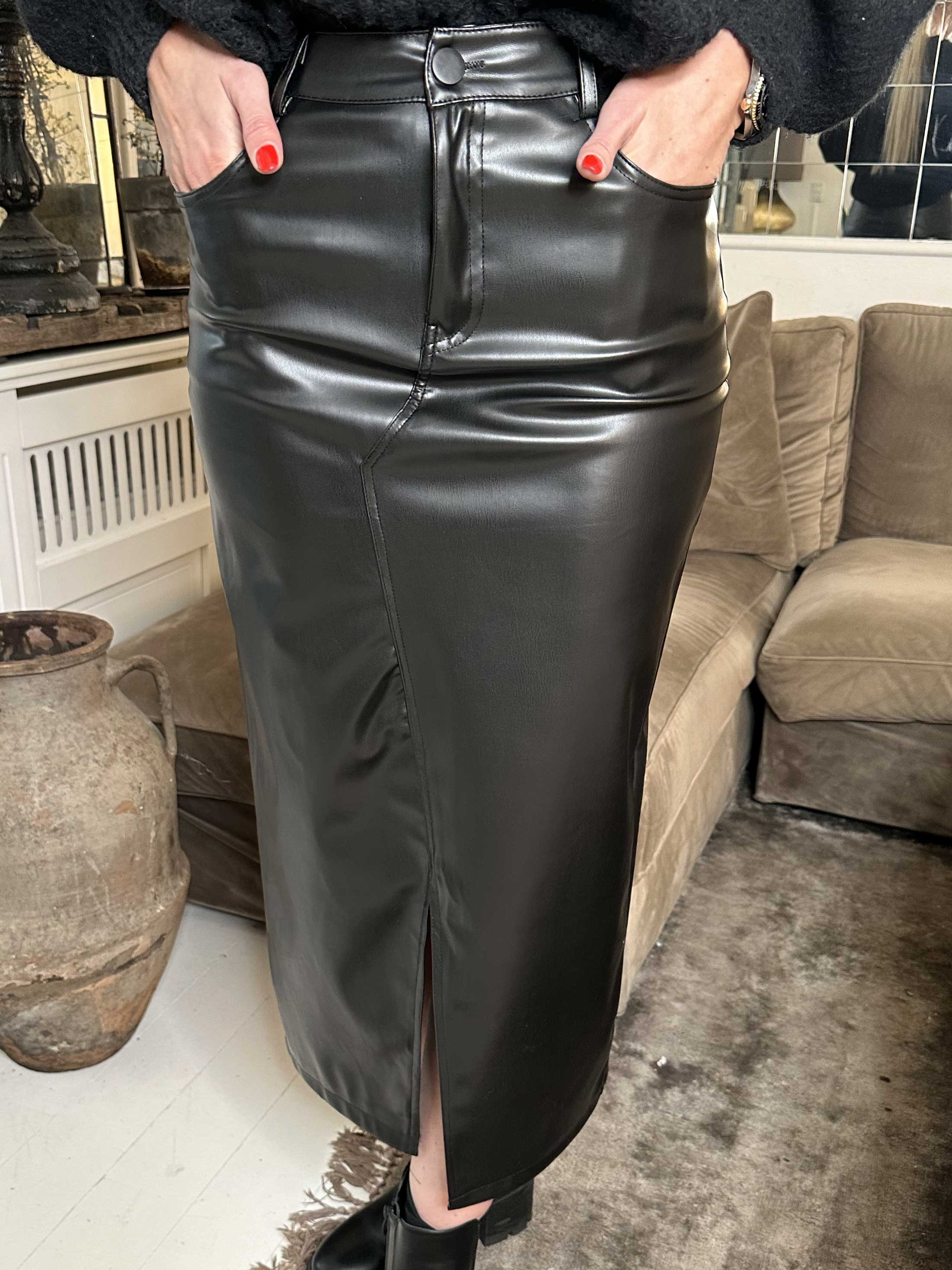 Clair - Læderlook nederdel med slids foran