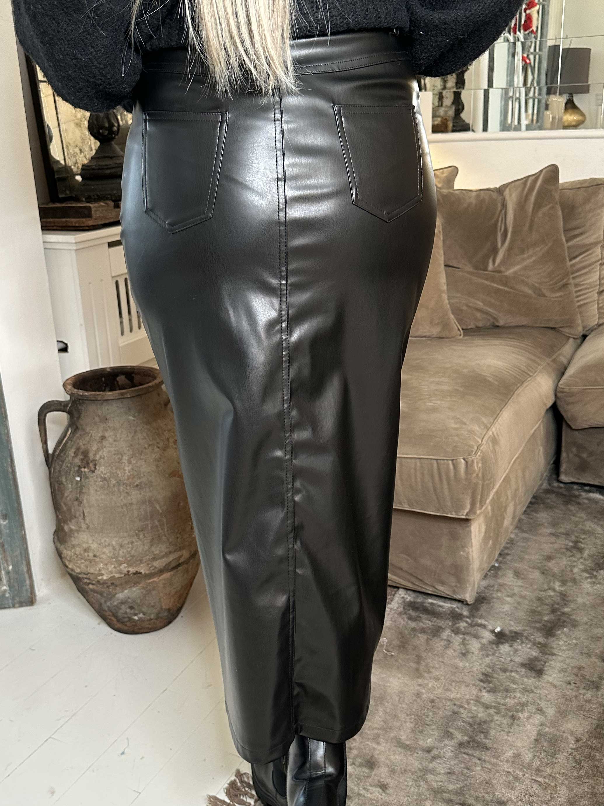 Clair - Læderlook nederdel med slids foran