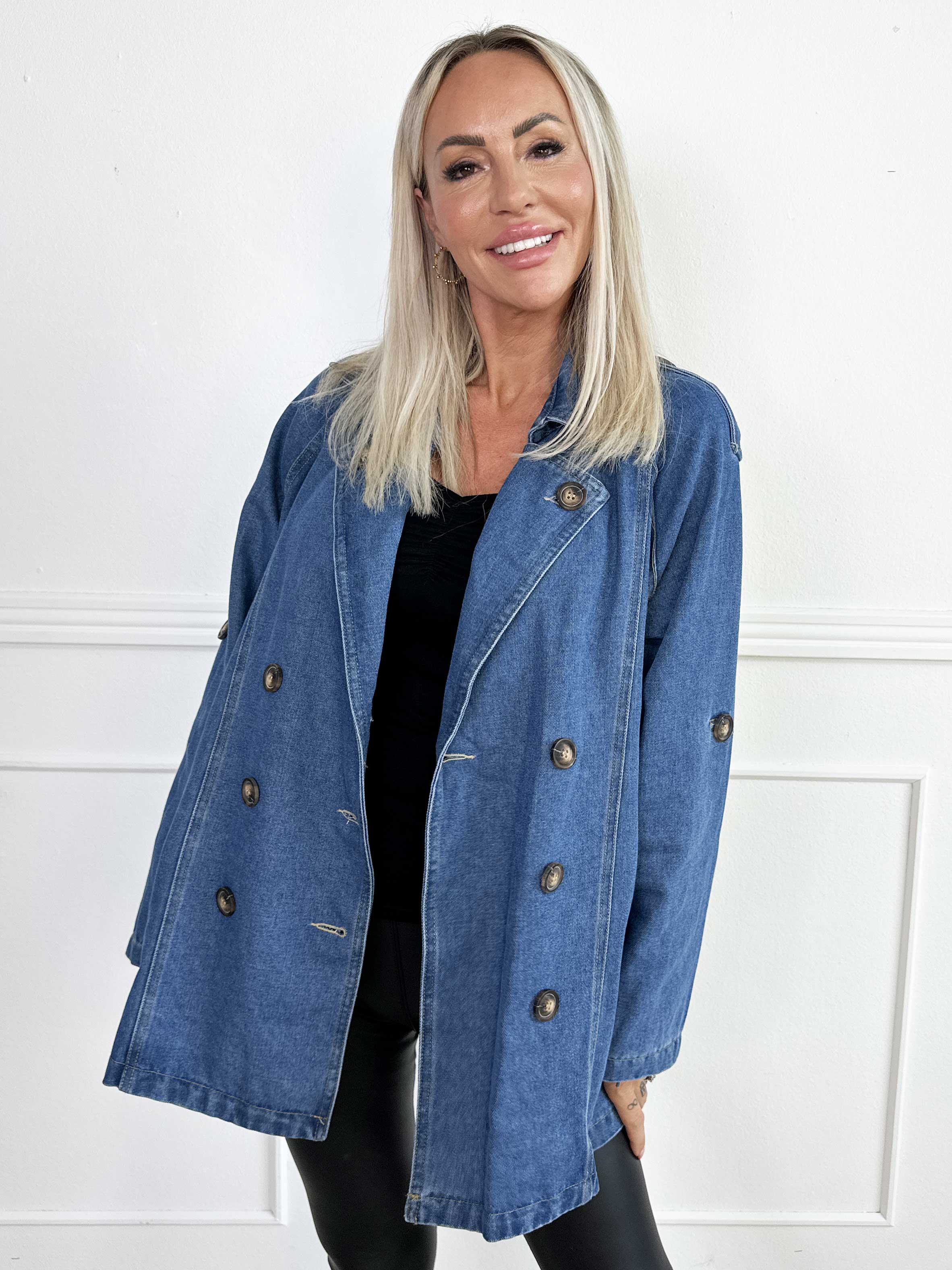 Clarita - Kort trenchcoat i denim