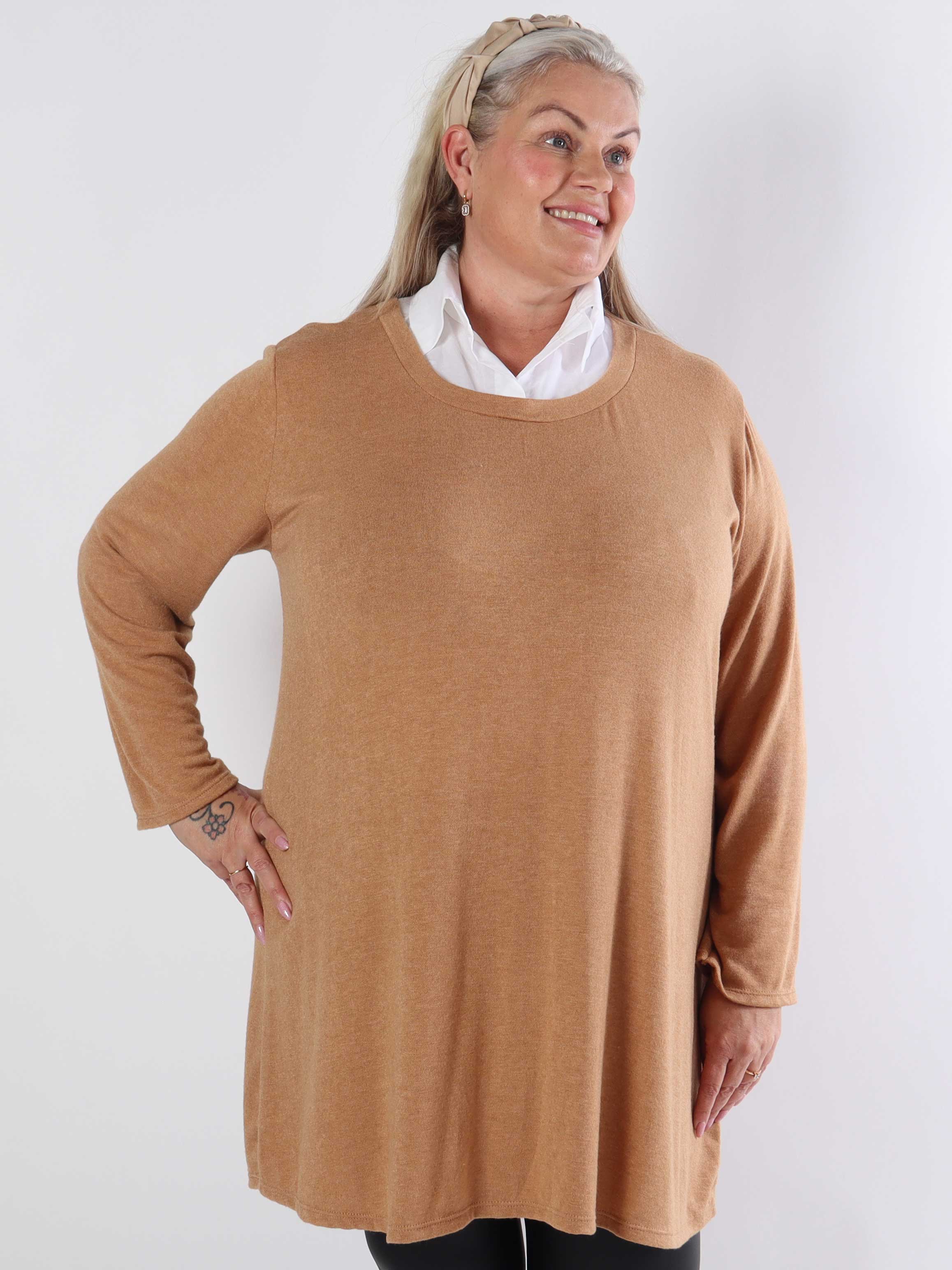Clarita - Blød plus size strikbluse med hvid skjortekrave