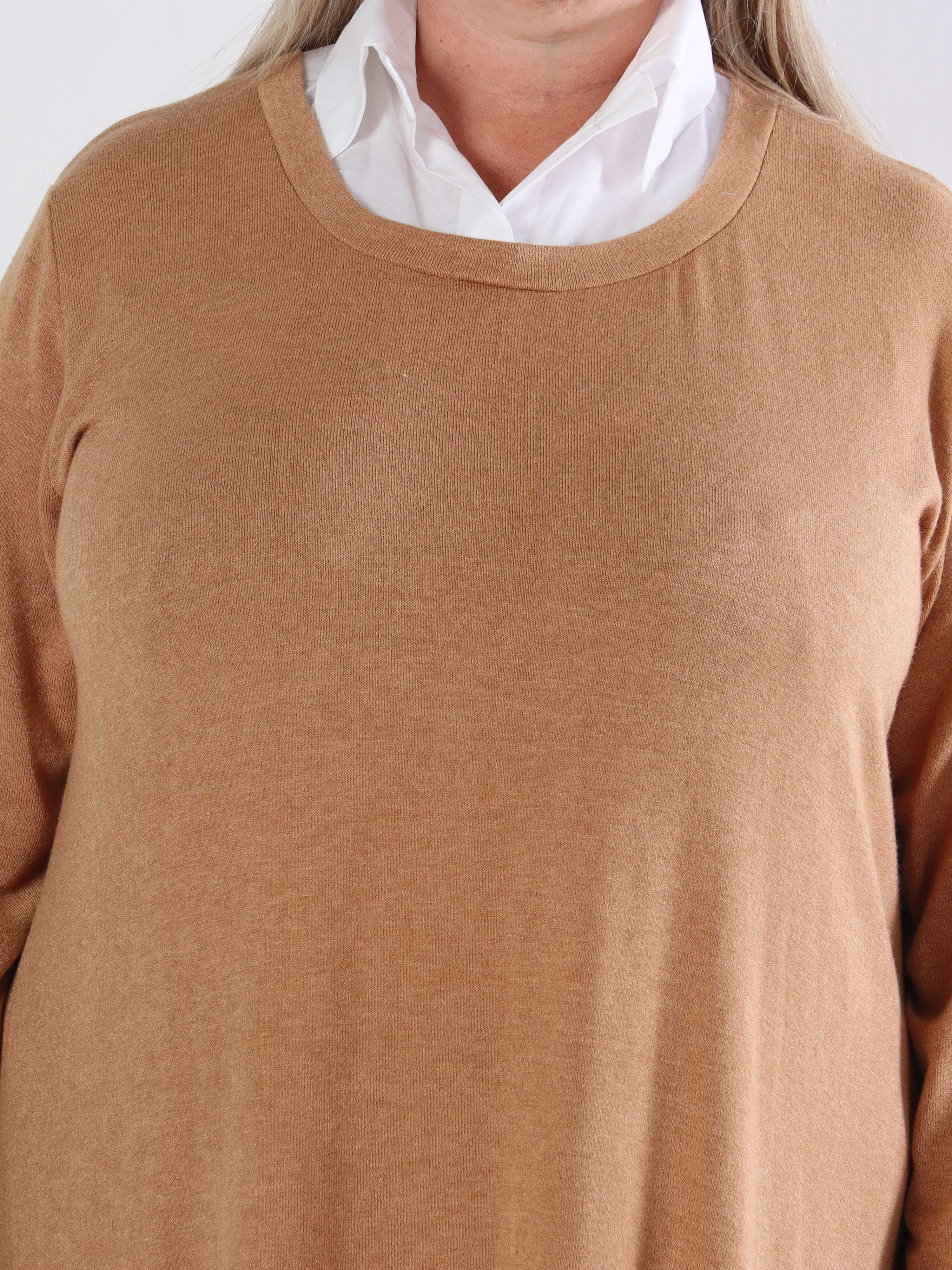 Clarita - Blød plus size strikbluse med hvid skjortekrave