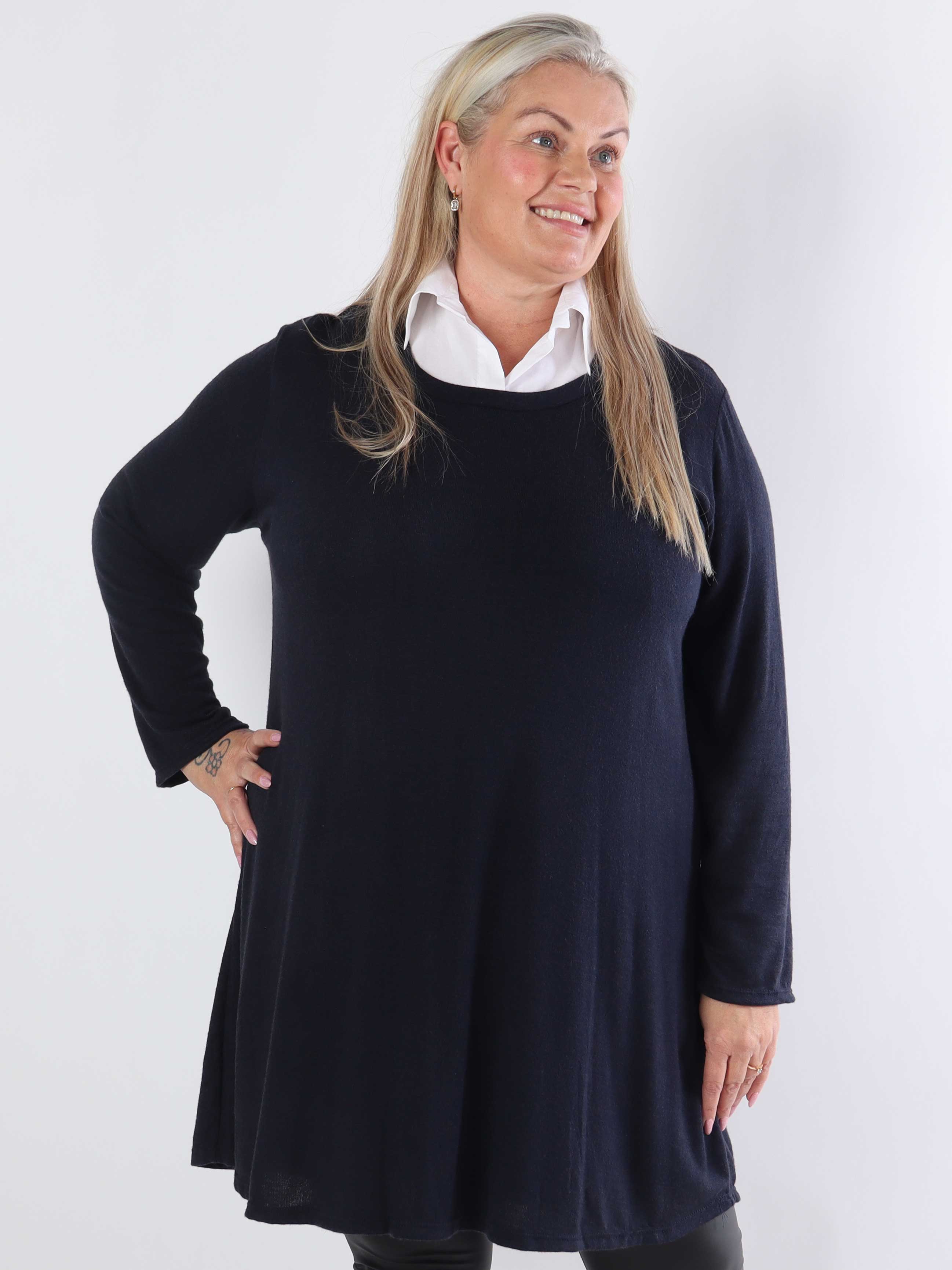 Clarita - Blød plus size strikbluse med hvid skjortekrave