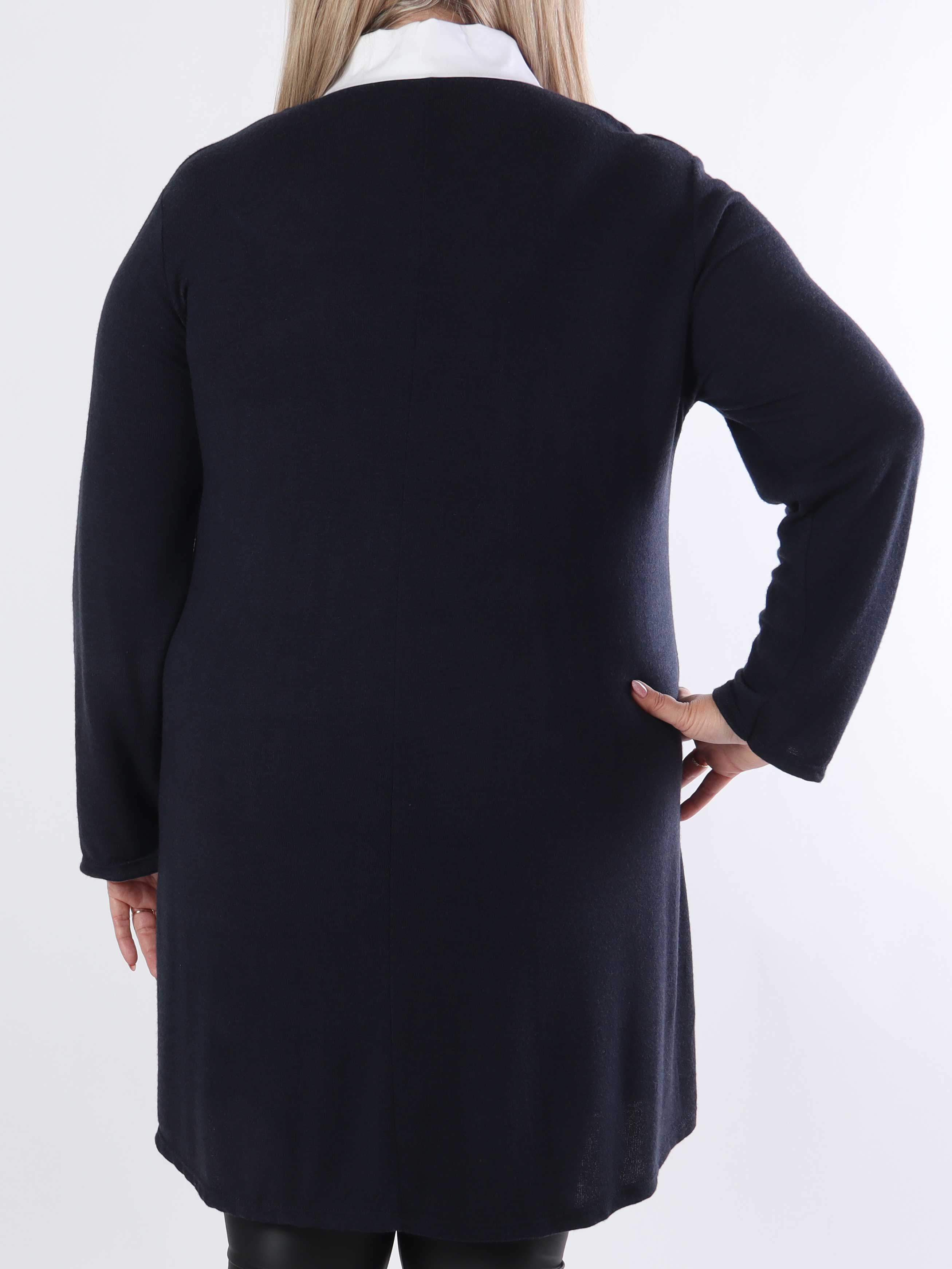 Clarita - Blød plus size strikbluse med hvid skjortekrave