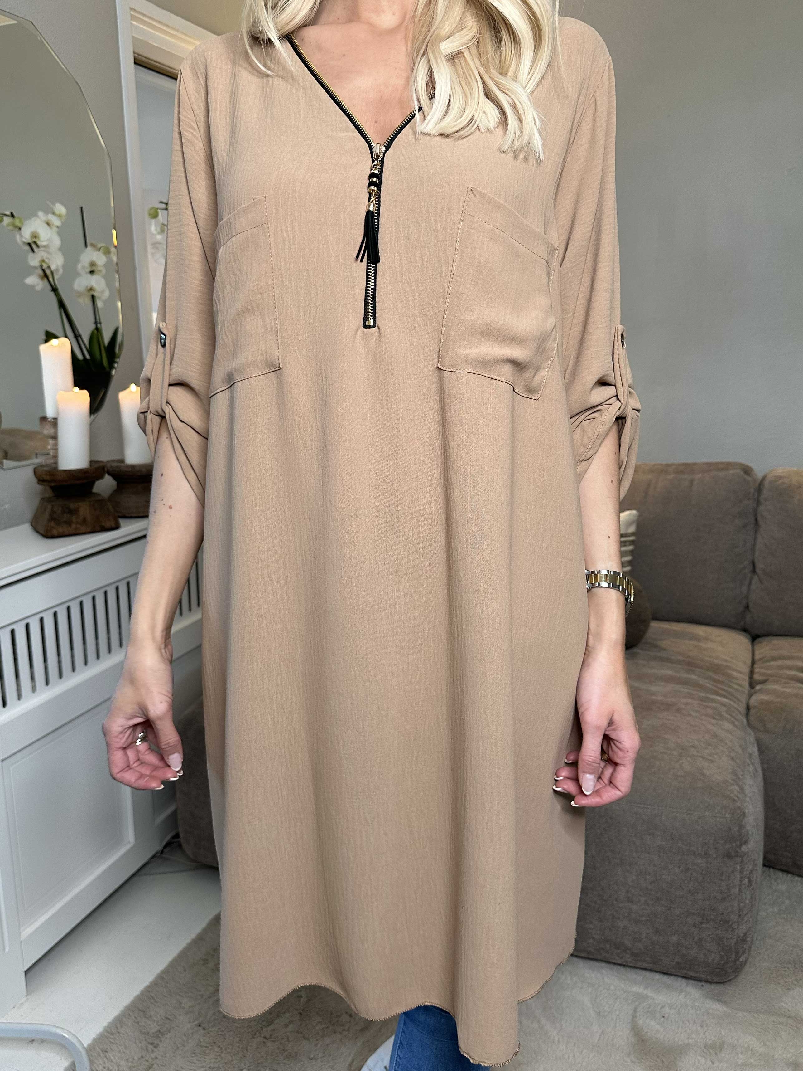 Claudia Dress - Tunikakjole med lynlås og lommer