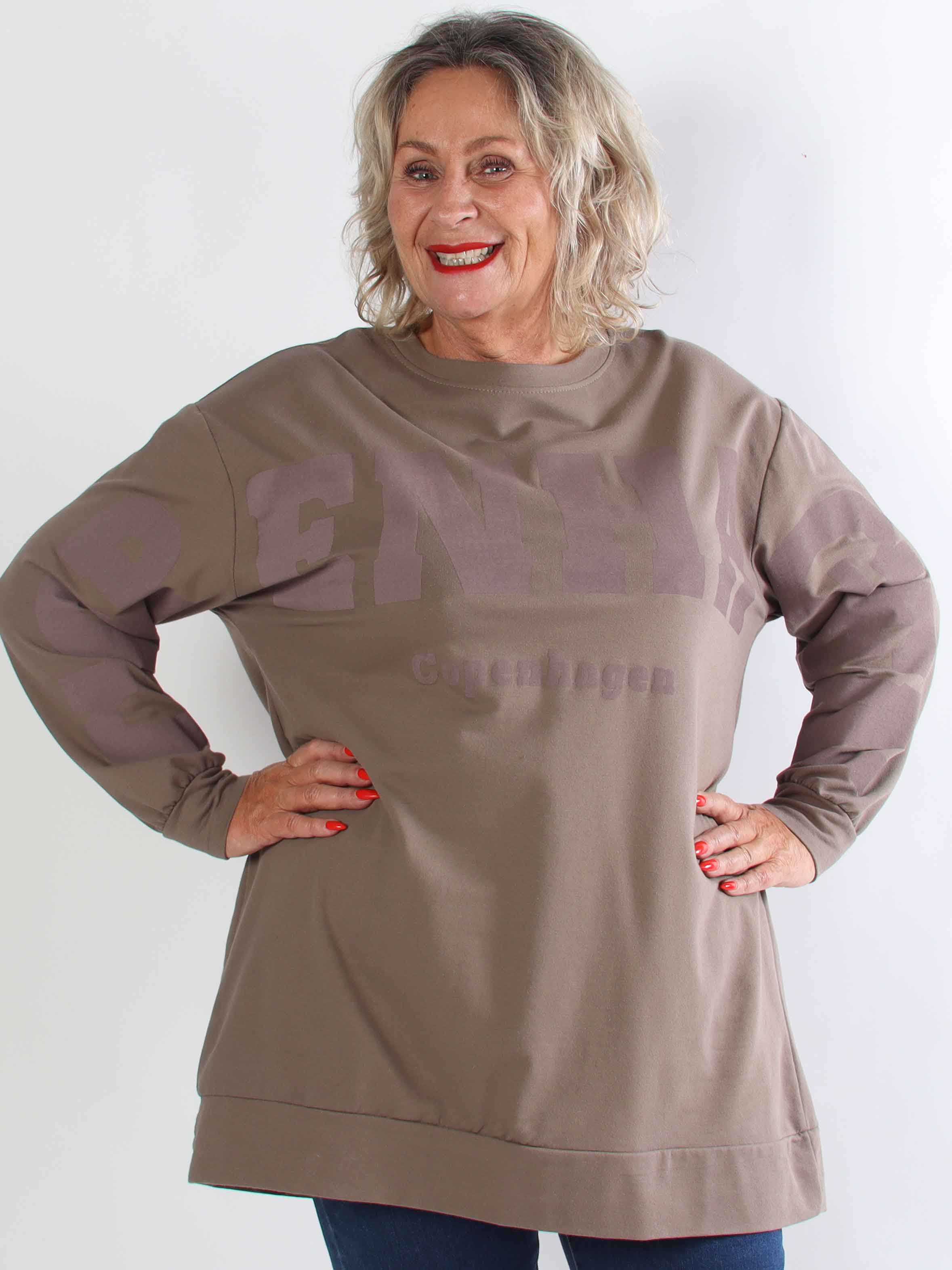 Claudine - Plus size joggingkjole i bomuld med COPENHAGEN tekst