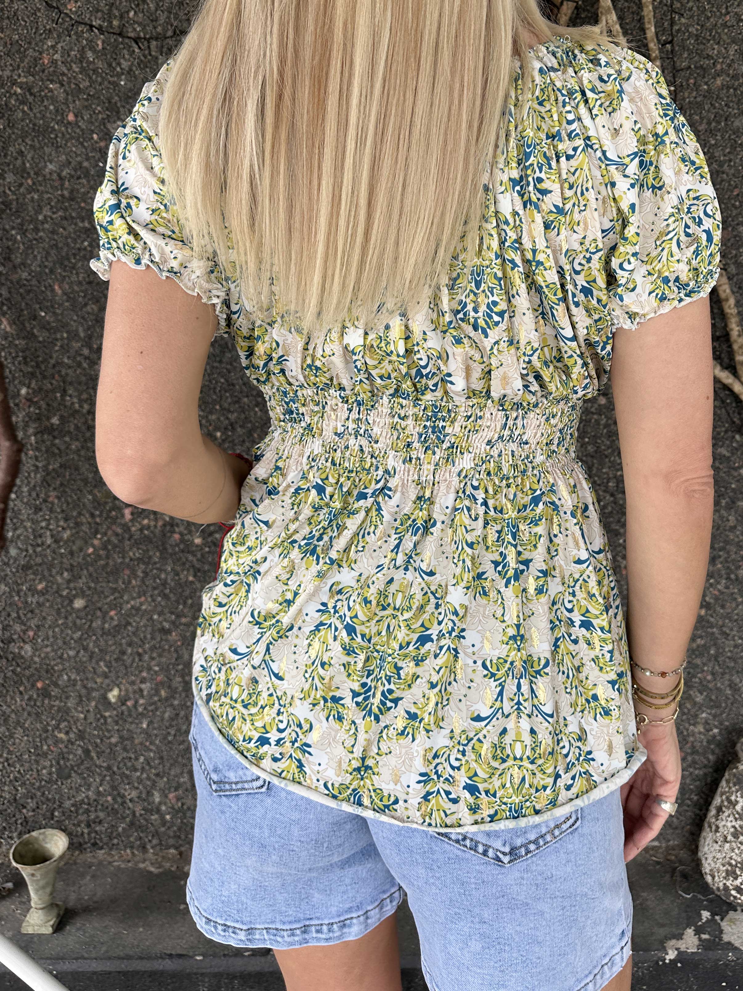 Cora Royal Shirt - Sød elastisk bluse med smock under brystet