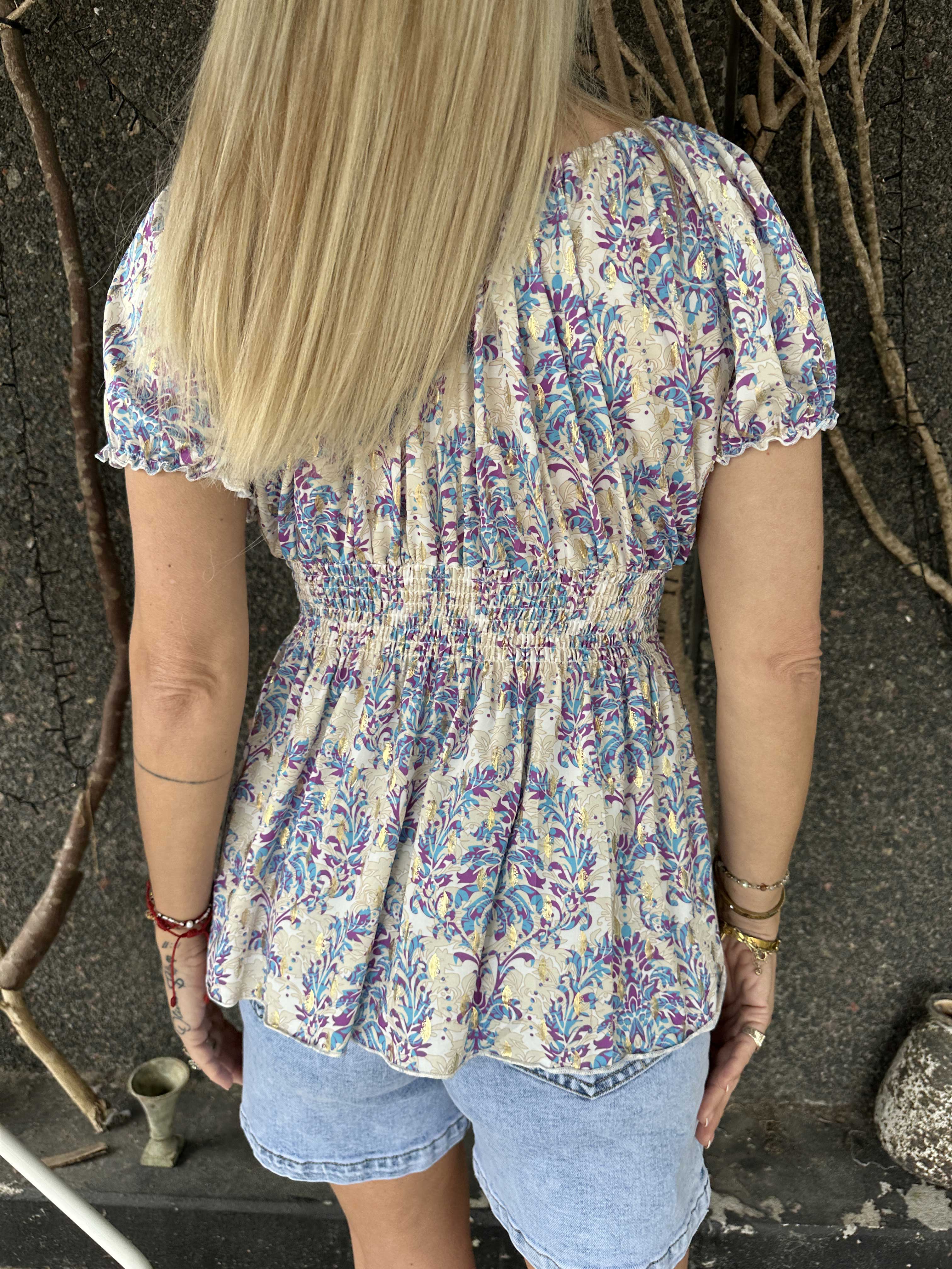 Cora Royal Shirt - Sød elastisk bluse med smock under brystet