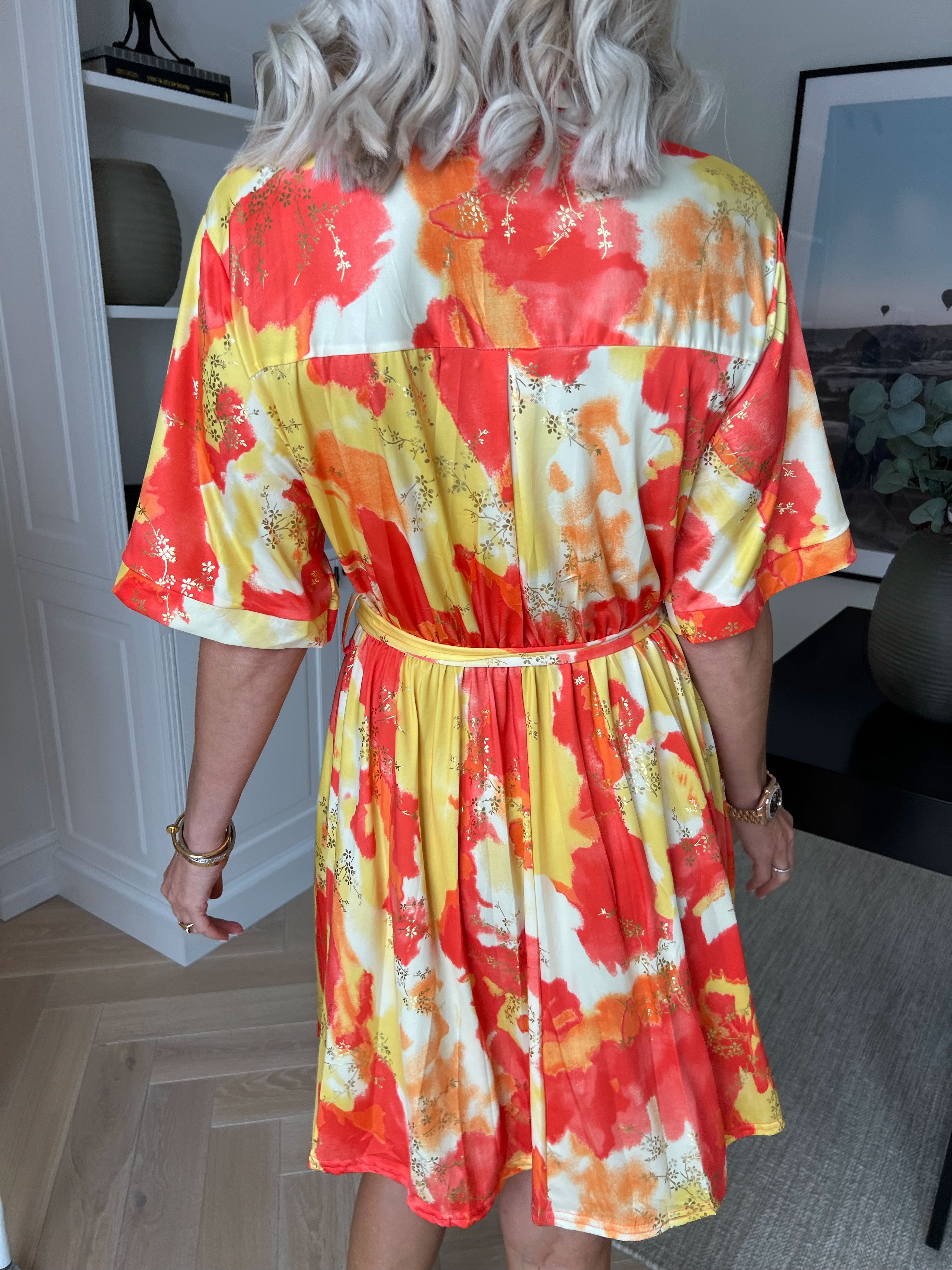 Cornelia - Elastisk kjole med skjortekrave og guldblade