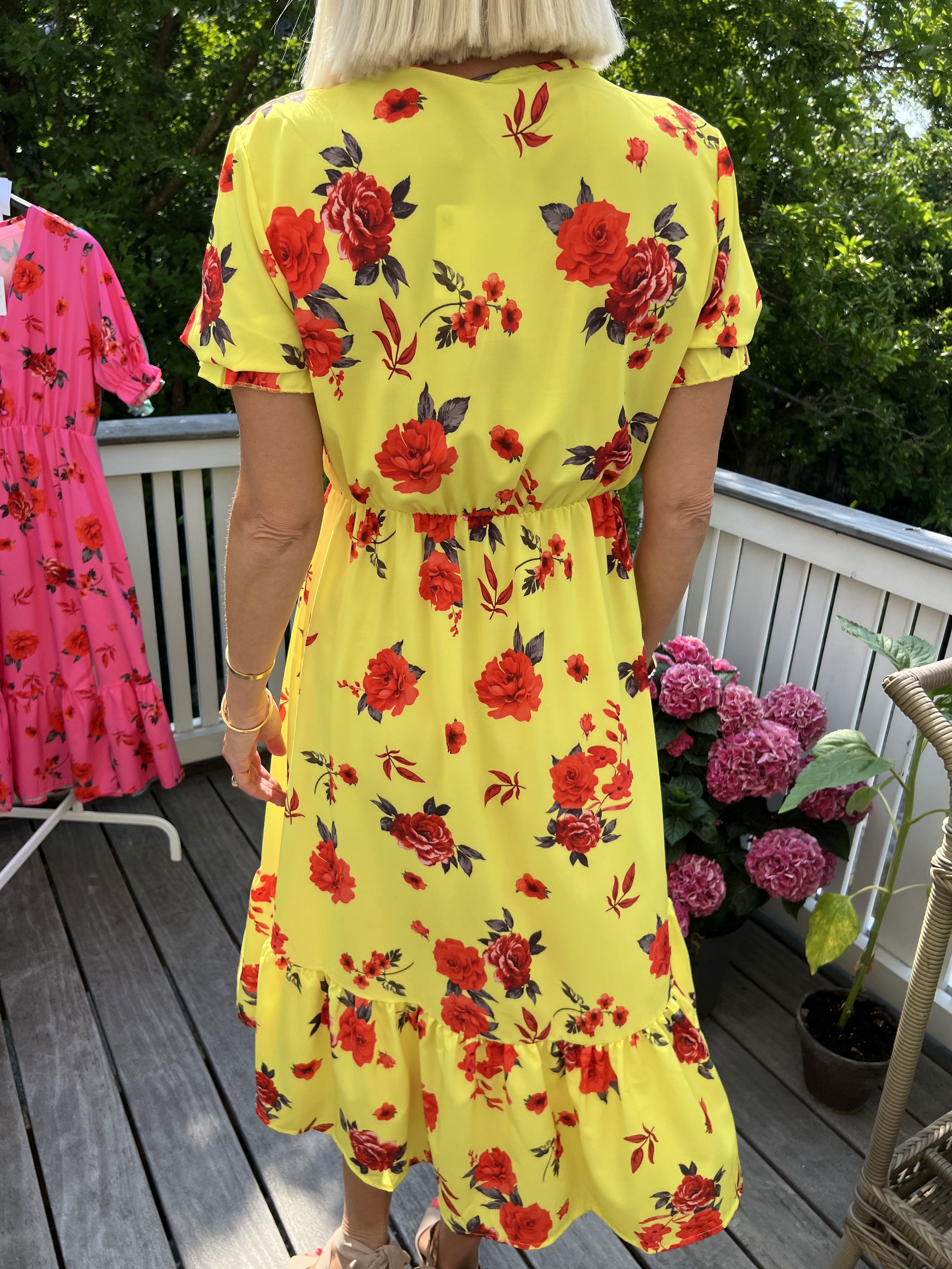 Chrishell - Kort sommerkjole med knapper ved brystet