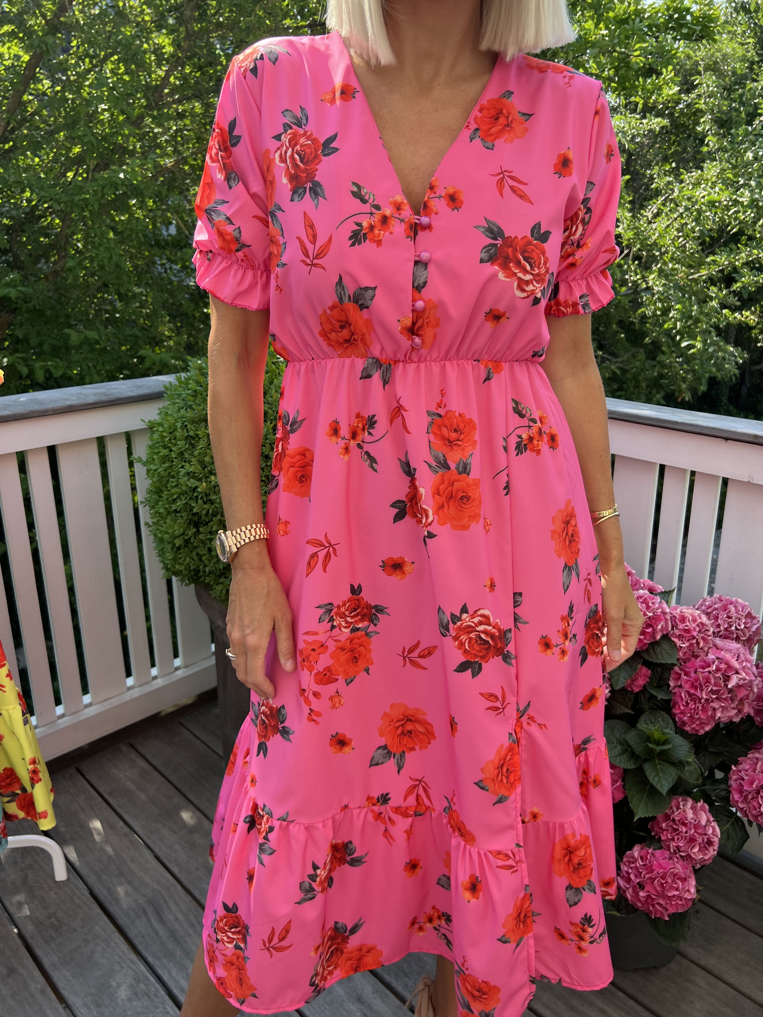 Chrishell - Kort sommerkjole med knapper ved brystet