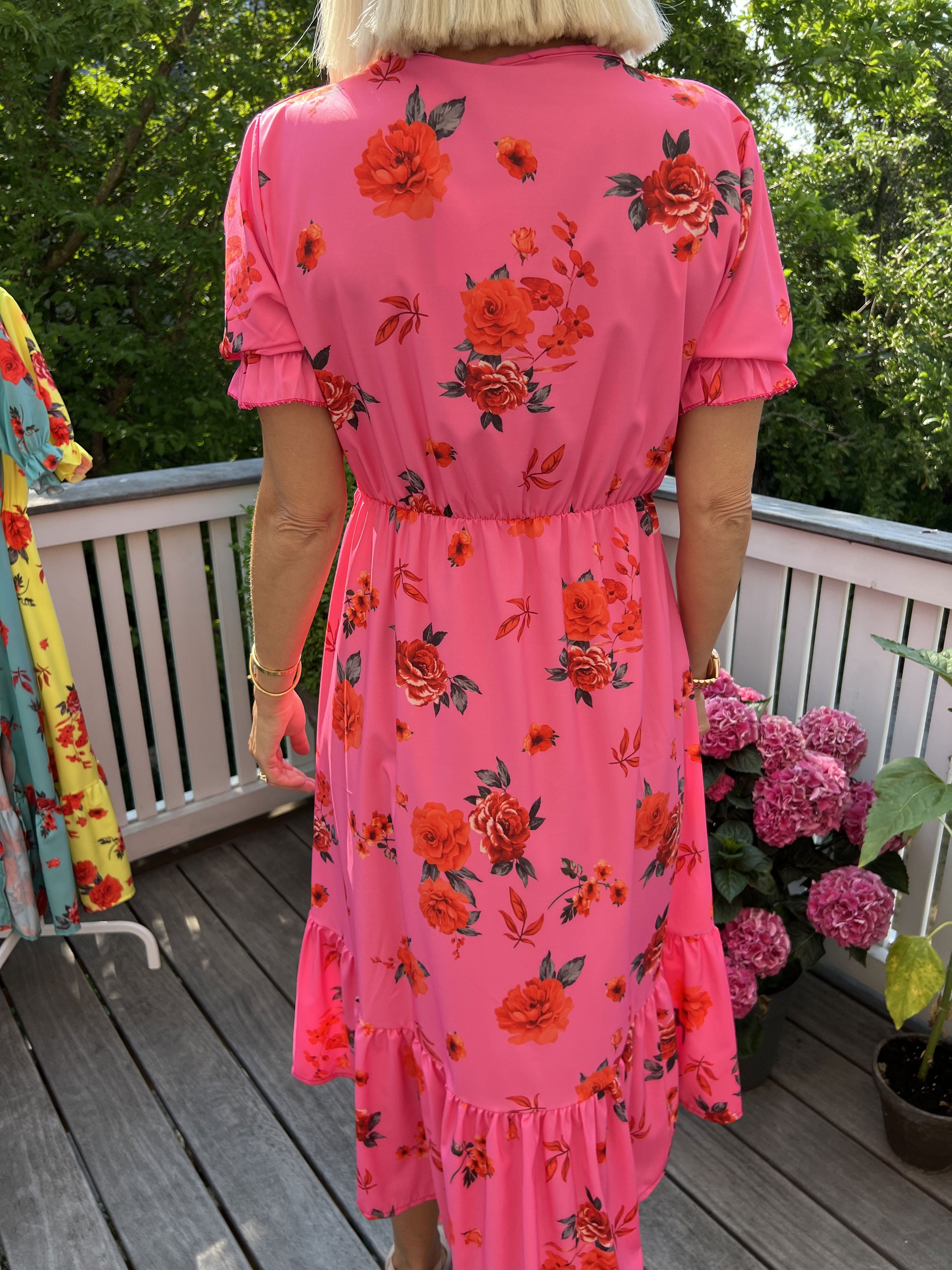 Chrishell - Kort sommerkjole med knapper ved brystet