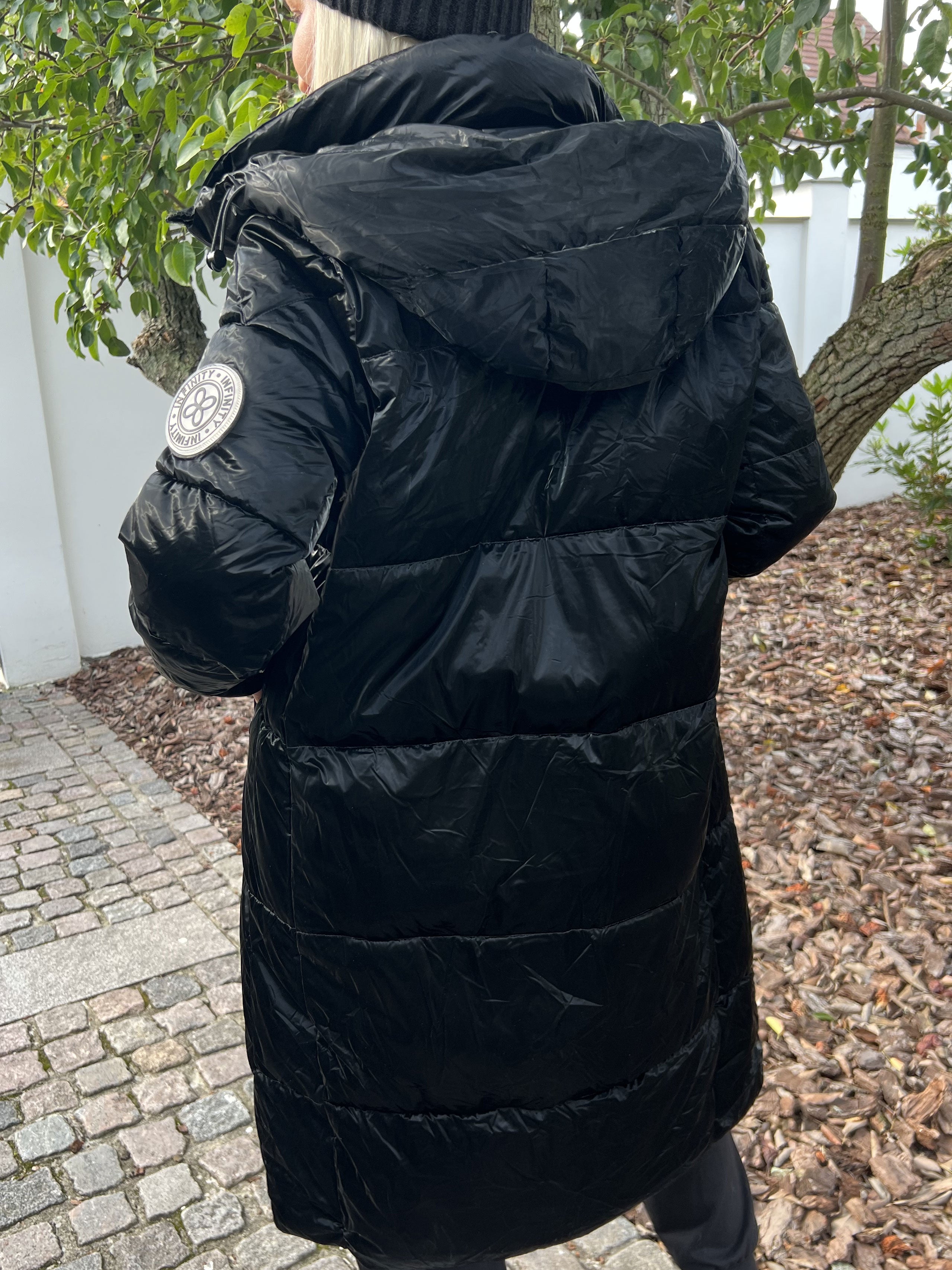 Cristabel - Shiny dynejakke med hætte