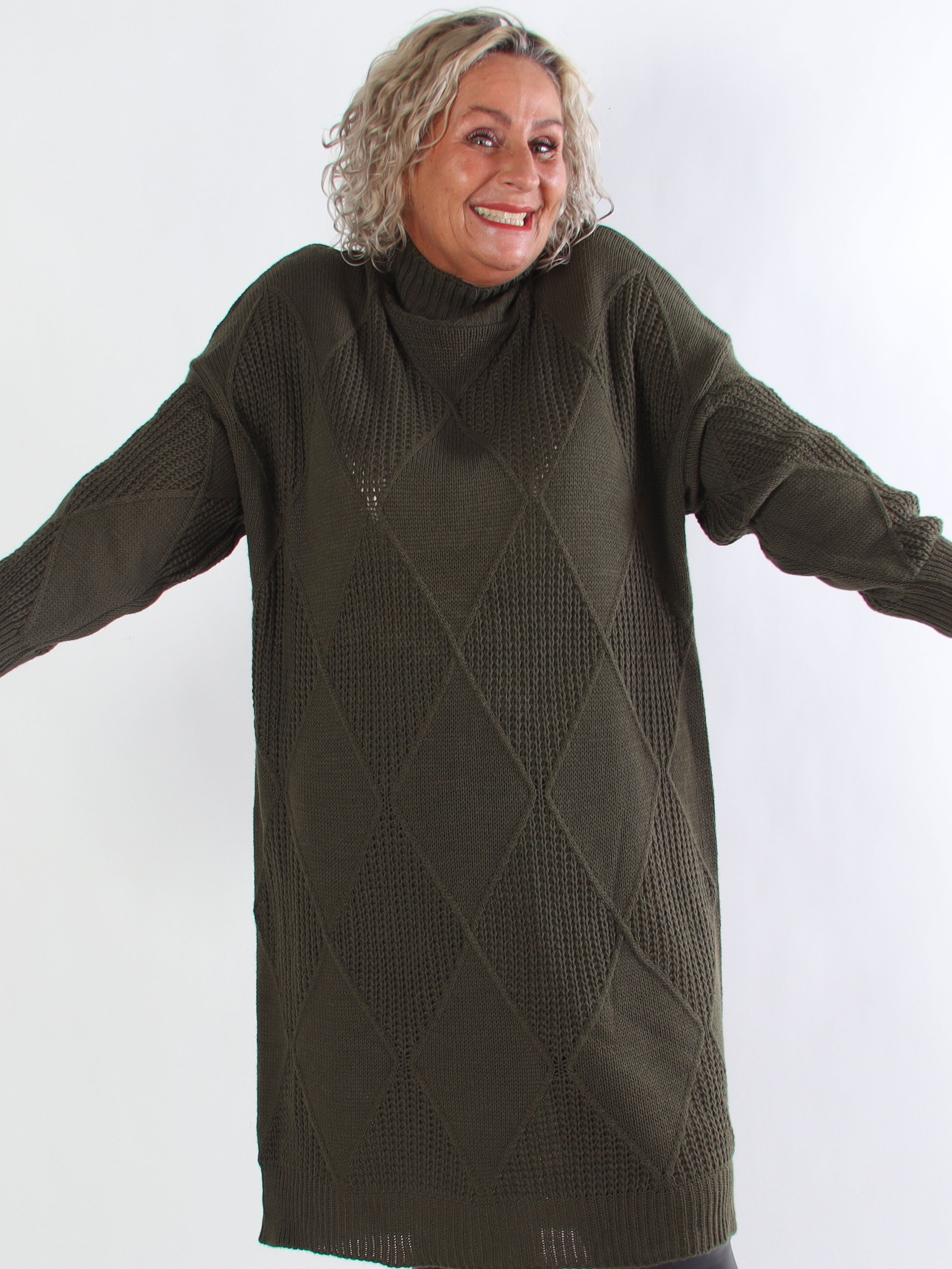 Dagmar - Plus size strikkjole med rullekrave